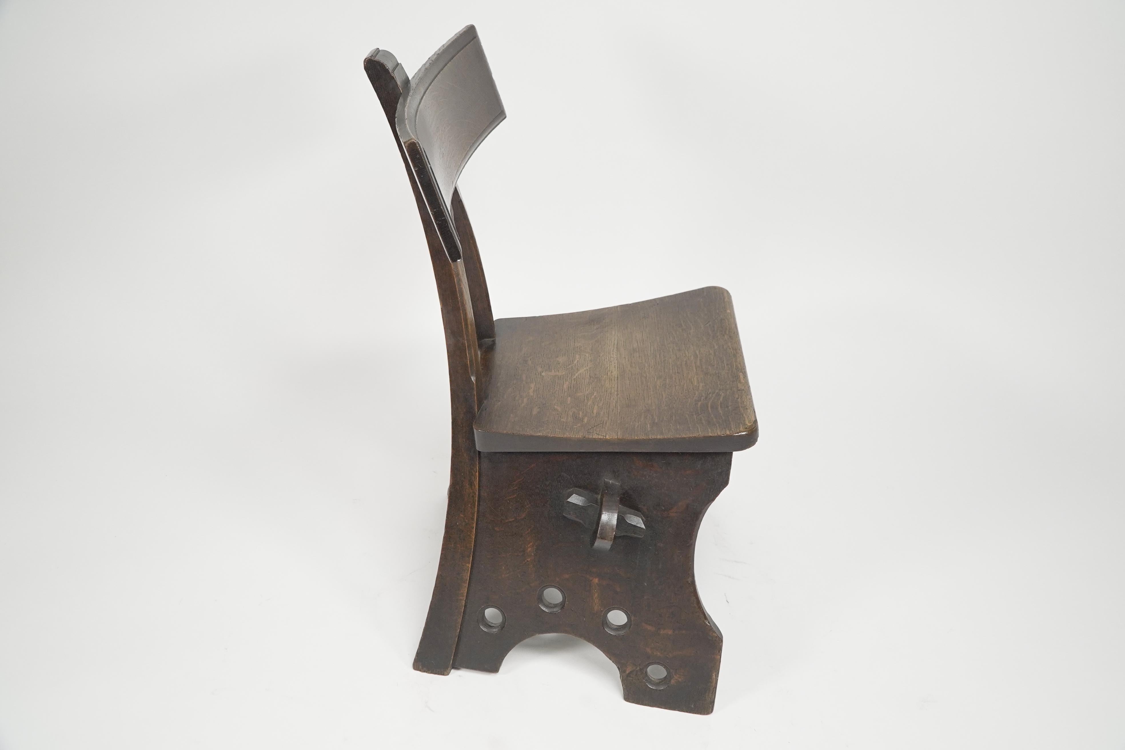 Néo-gothique E W Pugin. Chaise en chêne de style Designer Revival conçue pour l'hôtel Granville à Ramsgate. en vente