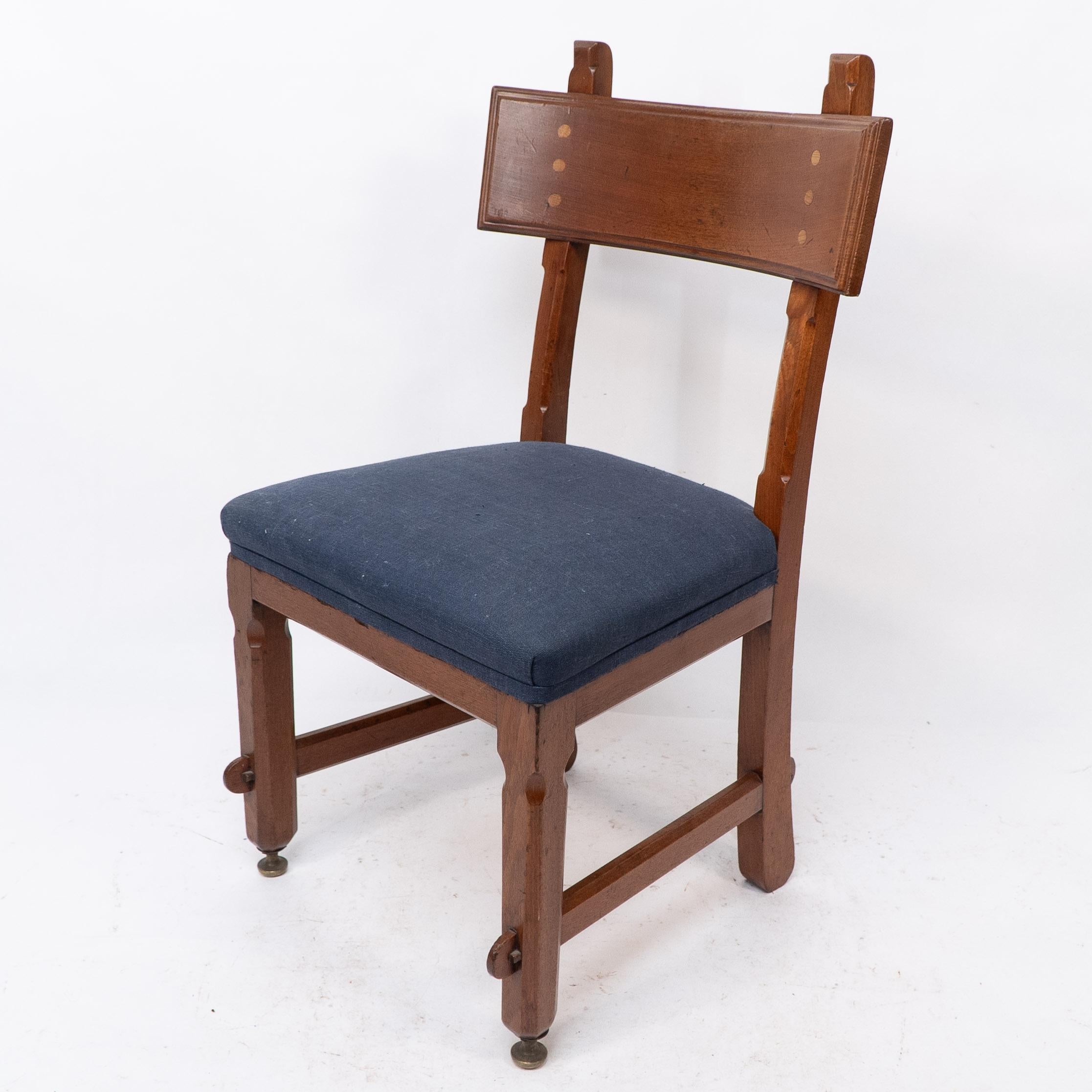 E. W. Pugin. Beistellstuhl aus Nussbaumholz mit geschwungener Rückenlehne und Eichenholzzapfen (Arts and Crafts) im Angebot