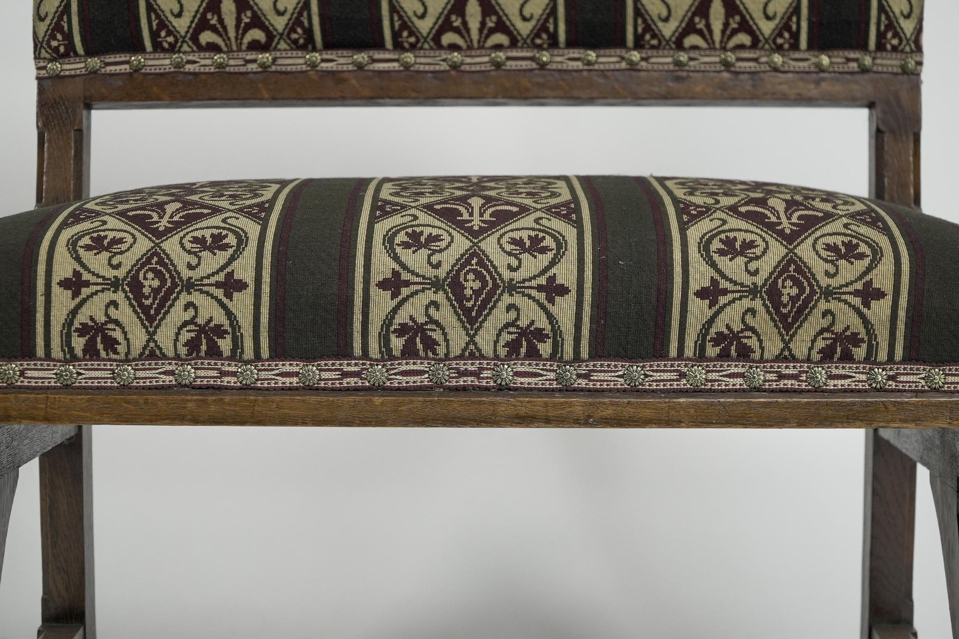E W Pugin attri. Ein Duettstuhl aus Eiche im gotischen Revival-Stil mit einem breiteren Sitz als üblich. im Angebot 4
