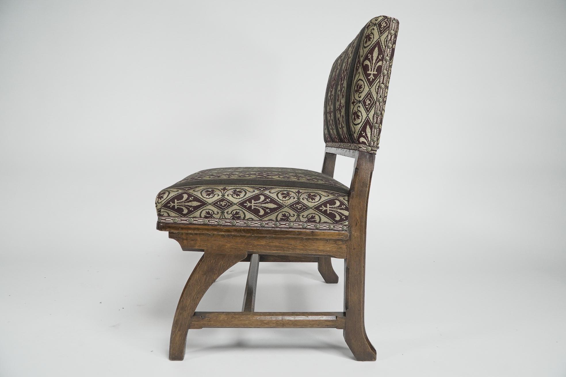 E W Pugin attri. A Gothic Revival oak duet chair with a wider than usual seat. In Good Condition For Sale In London, GB