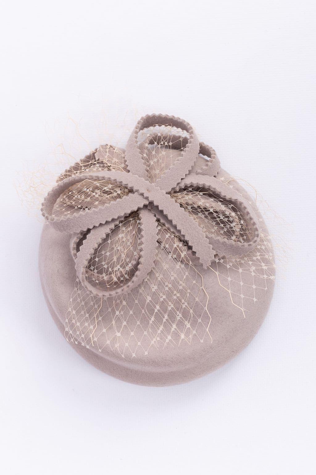 ANONIMO - Cappello in feltro grigio decorato con un velo. Non c'è la composizione o l'etichetta della taglia.

Condizioni:
Ottime condizioni

Misure:
Circonferenza: 50 cm (19,69