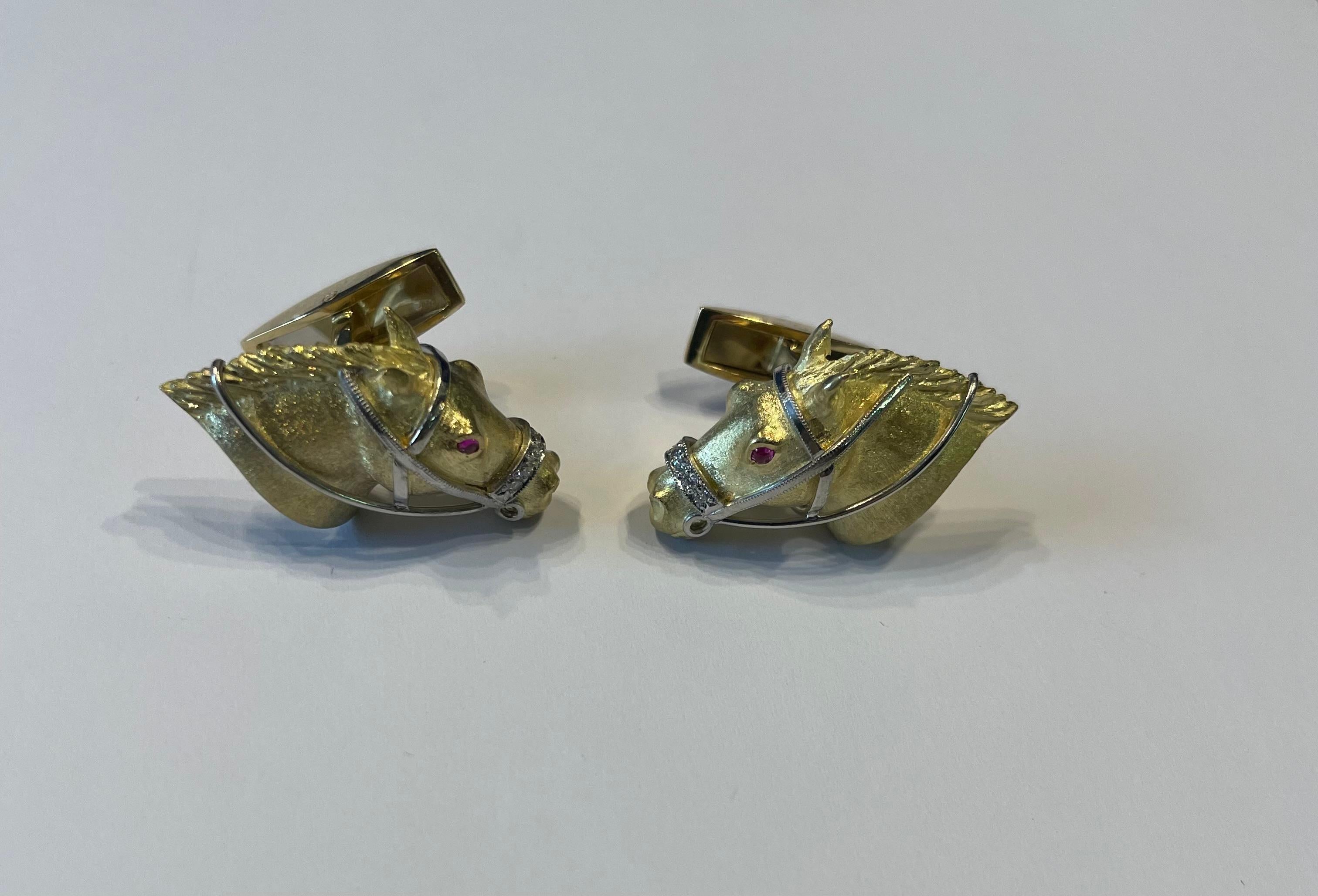 Gemelli a testa di cavallo di E Wolfe & Company realizzati nel nostro laboratorio di Londra in oro giallo a 18 carati. Le teste dei cavalli hanno diamanti da 0,12 carati di colore G e qualità VS incastonati sulle fasce nasali e occhi di rubino