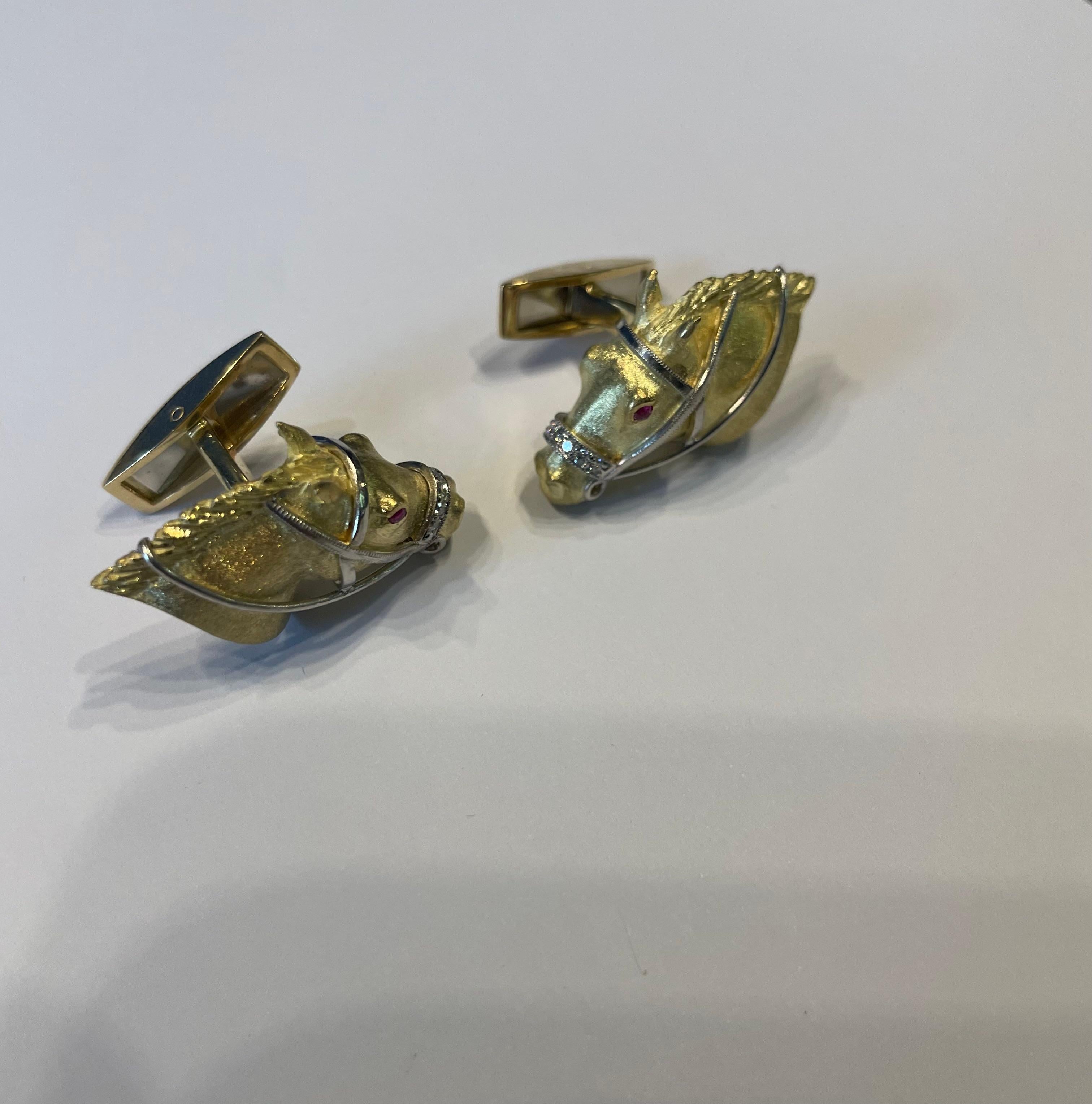 Taglio rotondo Gemelli a testa di cavallo in oro giallo 18 carati fatti a mano da E. Wolfe & Company in vendita