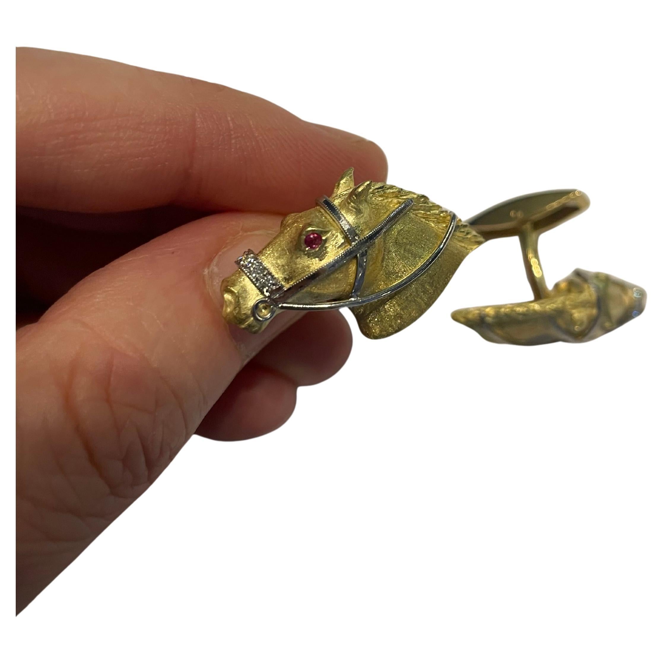 Gemelli a testa di cavallo in oro giallo 18 carati fatti a mano da E. Wolfe 
Company in vendita