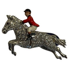 E. Wolfe & Company ha realizzato a mano una spilla in platino con cavallo e cavaliere