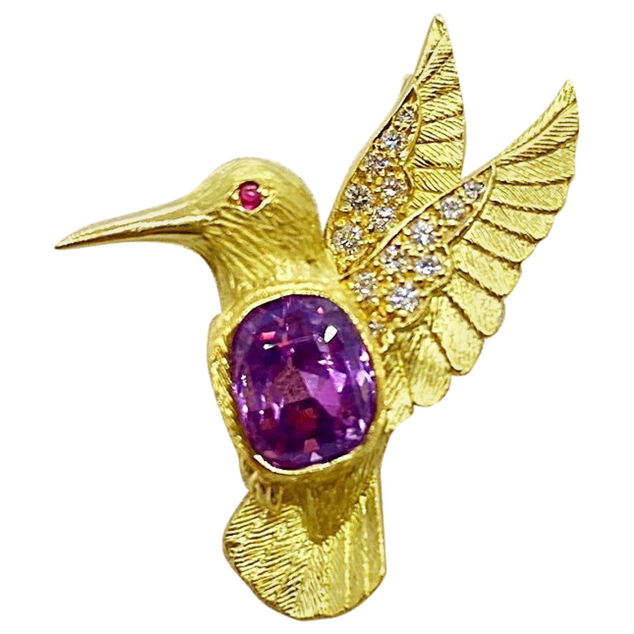 E. Wolfe & Co. 18 Karat Gold Hummingbird Brooch 4.37 Carat Cushion Pink Sapphire For Sale