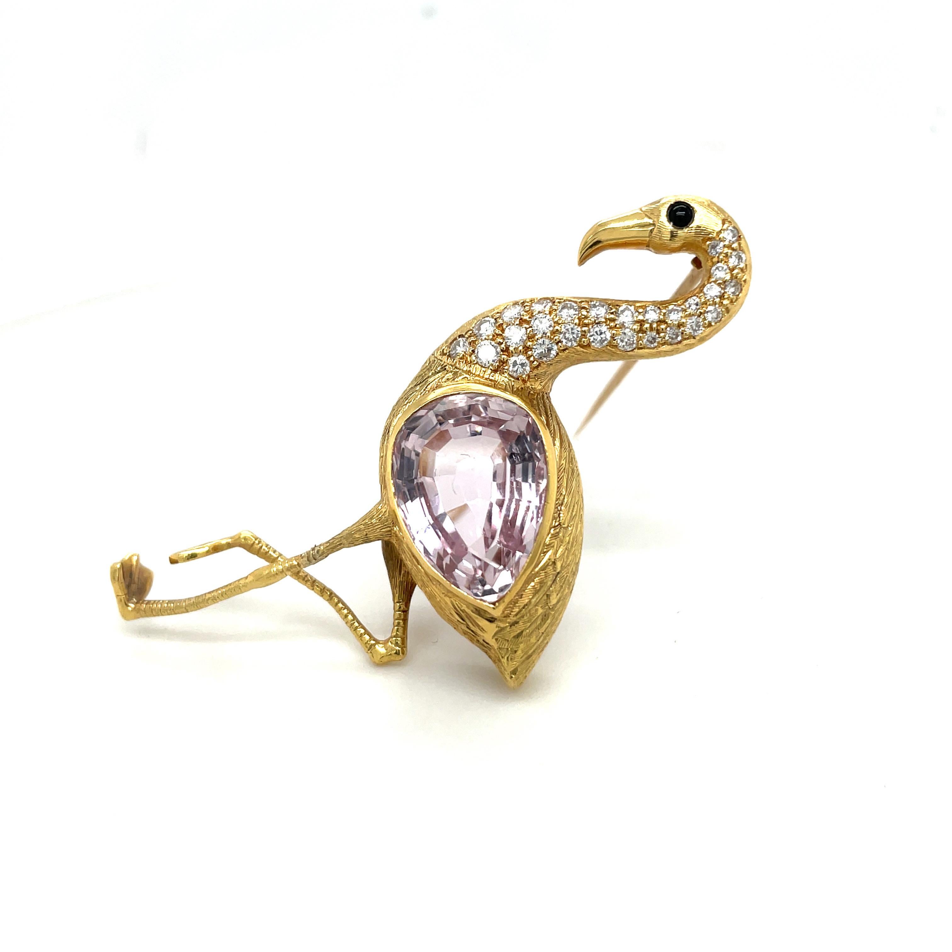 E. Wolfe & Co. 18 KT YG Flamingo-Brosche 11,99 Karat Kunzite & 0,47 Karat Diamanten im Angebot 2