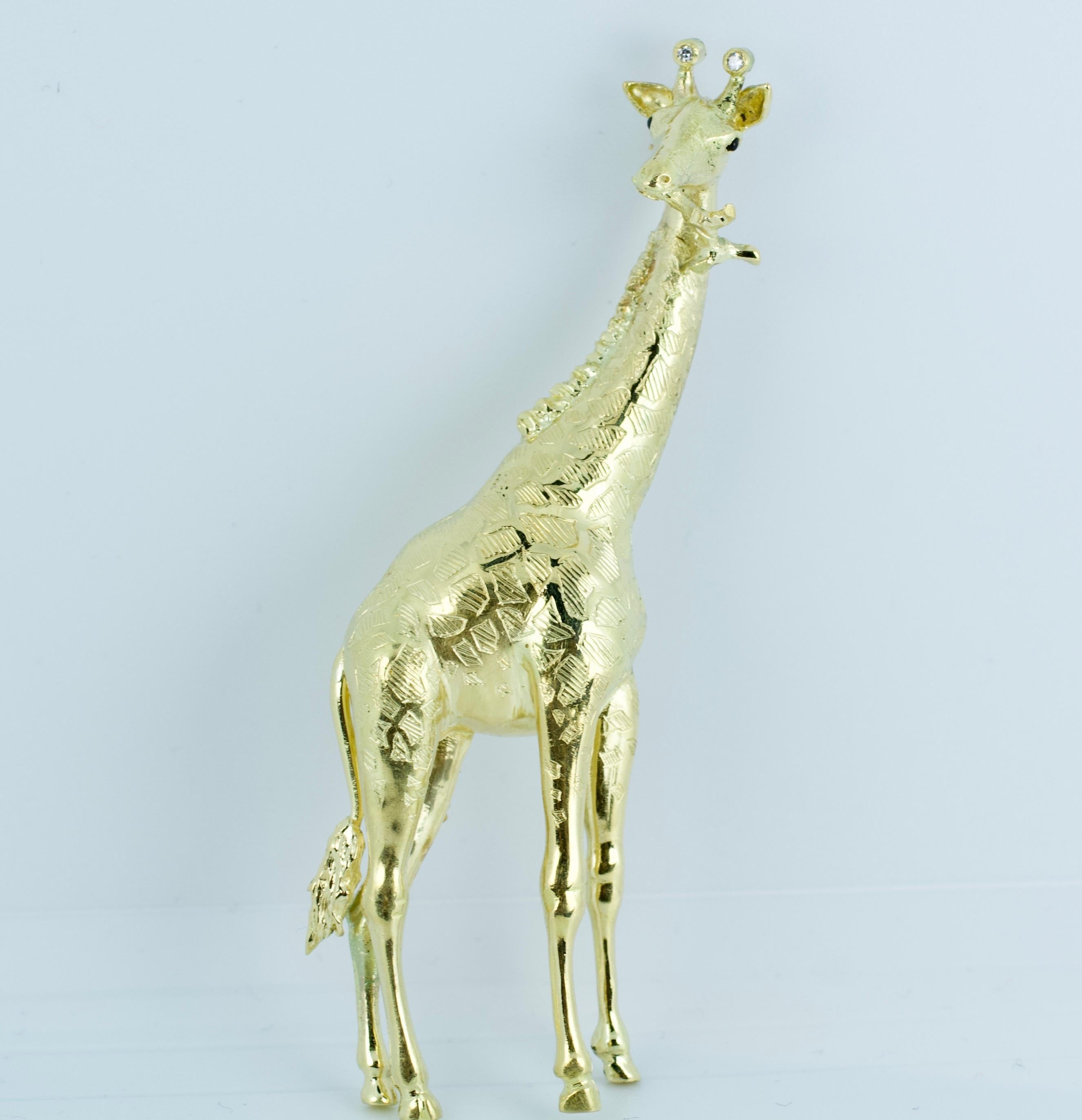 E. Wolfe & Co. 18 Karat Yellow Gold Round Diamond Giraffe Brooch 9
