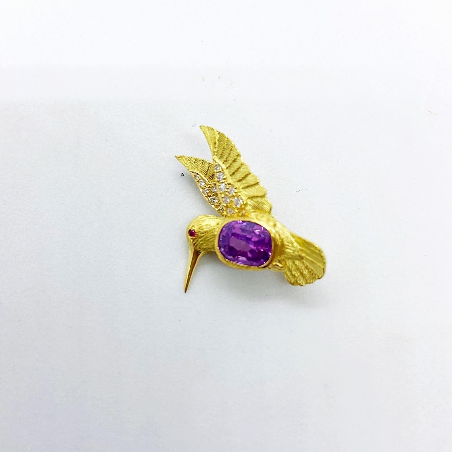 Contemporary E. Wolfe & Co. 18 Karat Gold Hummingbird Brooch 4.37 Carat Cushion Pink Sapphire For Sale