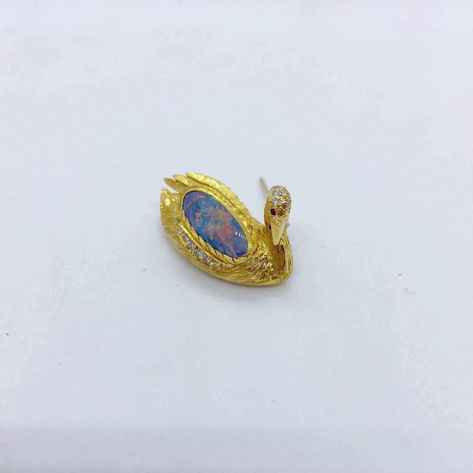 Contemporary E. Wolfe & Co. 18 Karat Yellow Gold Swan Brooch with 2.60 Carat Opal Center For Sale