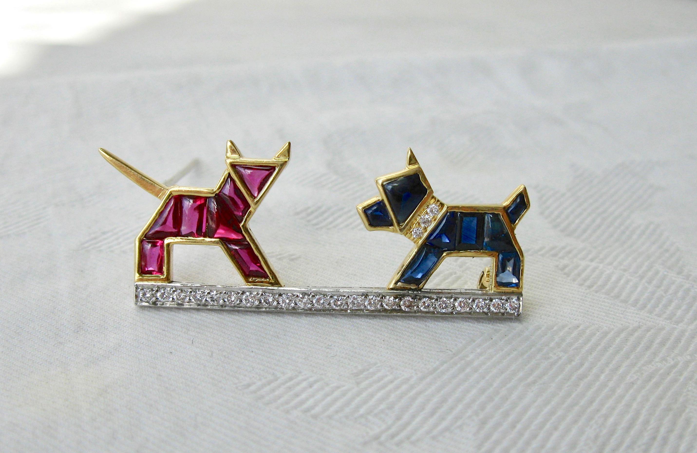 E. Wolfe & Co. Art Deco Hunde-Katzenbrosche, Saphir, Rubin, Diamant (Gemischter Schliff) im Angebot