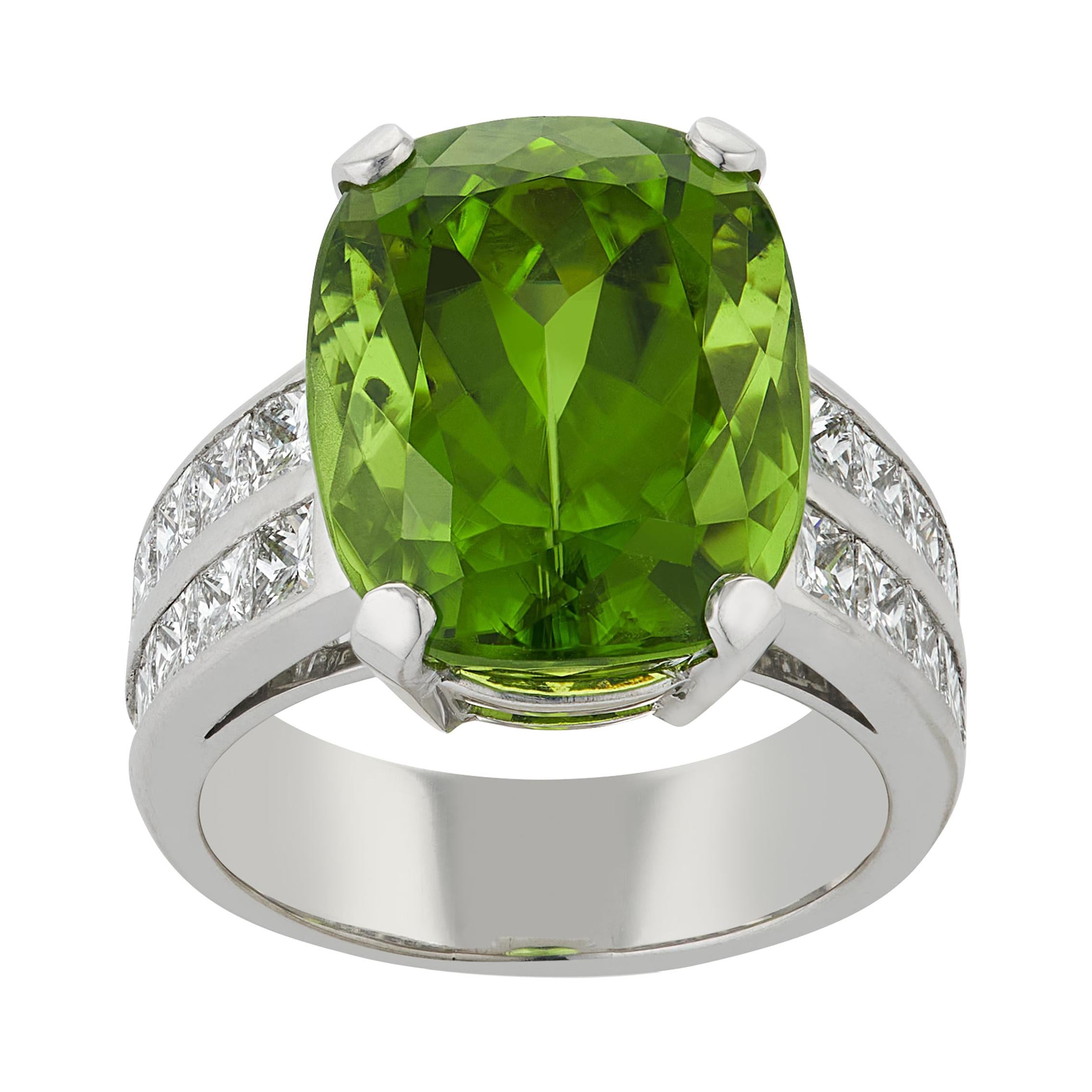 E Wolfe & Co Handmade 18ct White Gold Peridot and Diamond Cocktail Ring