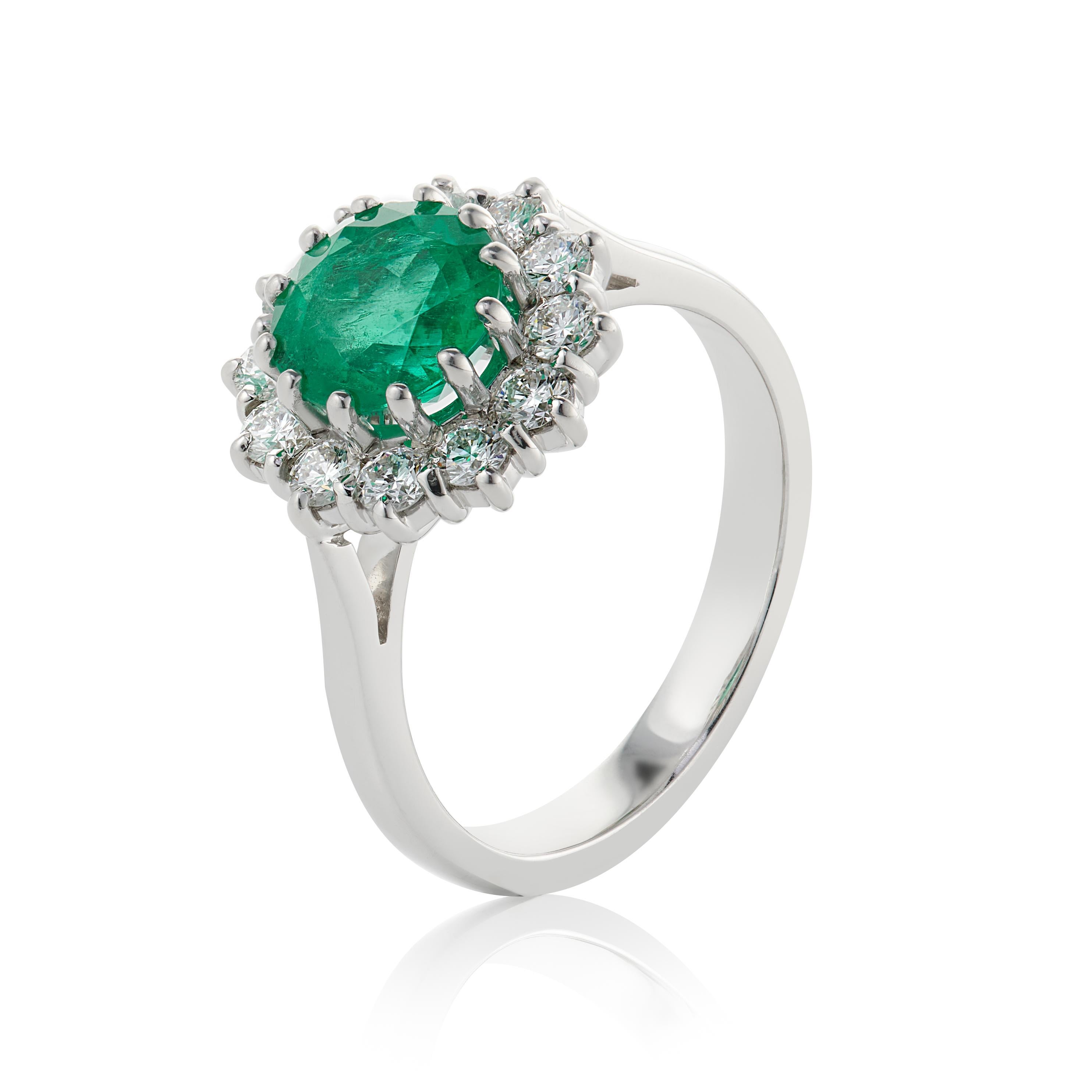 Contemporary 1.58 Carat Emerald and Diamond 18ct White Gold Cluster Ring For Sale