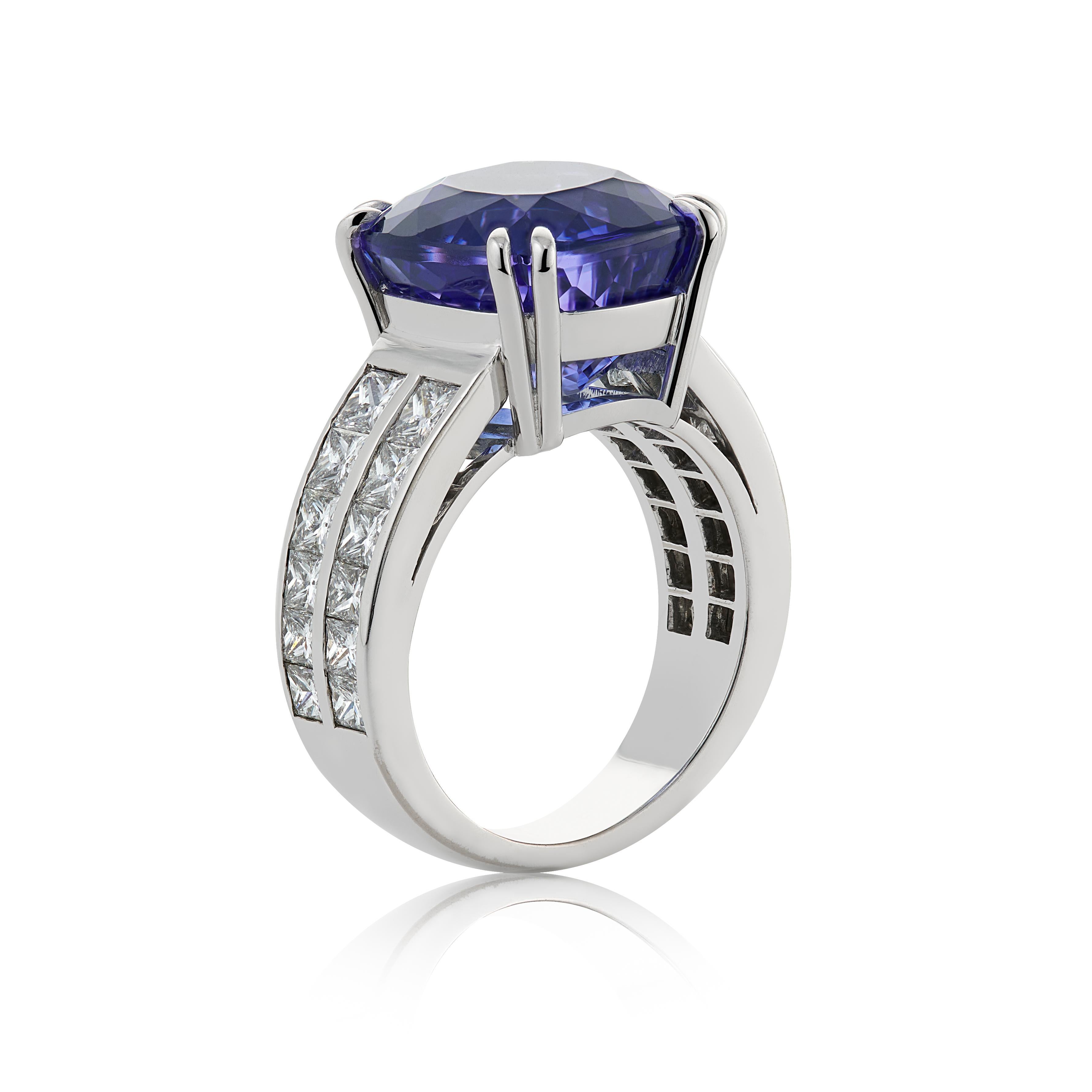 Contemporary 18ct White Gold 9 Carat Tanzanite and Diamond Cocktail Ring For Sale