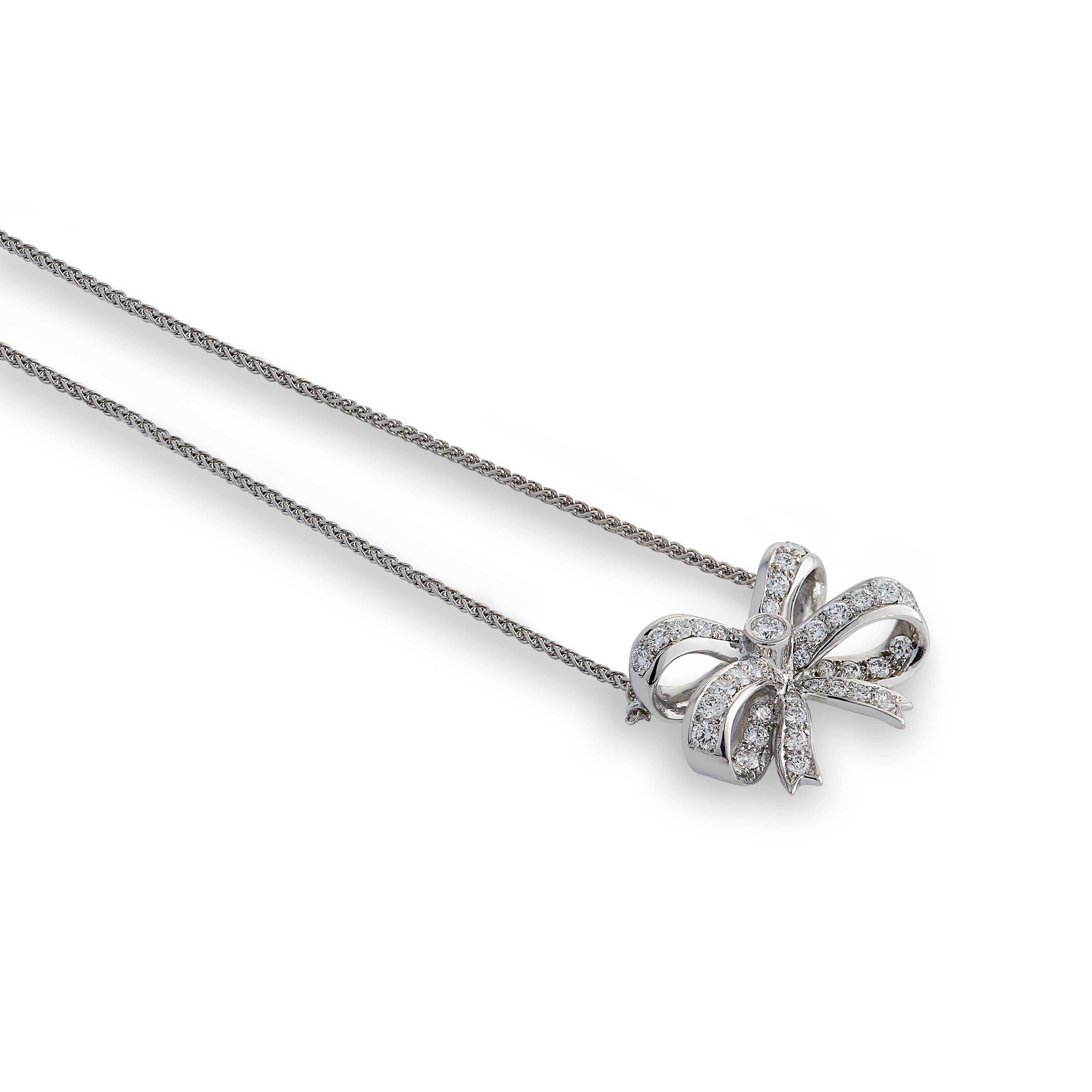Colgante de lazo engastado con diamantes en oro blanco de 18 ct Moderno en venta