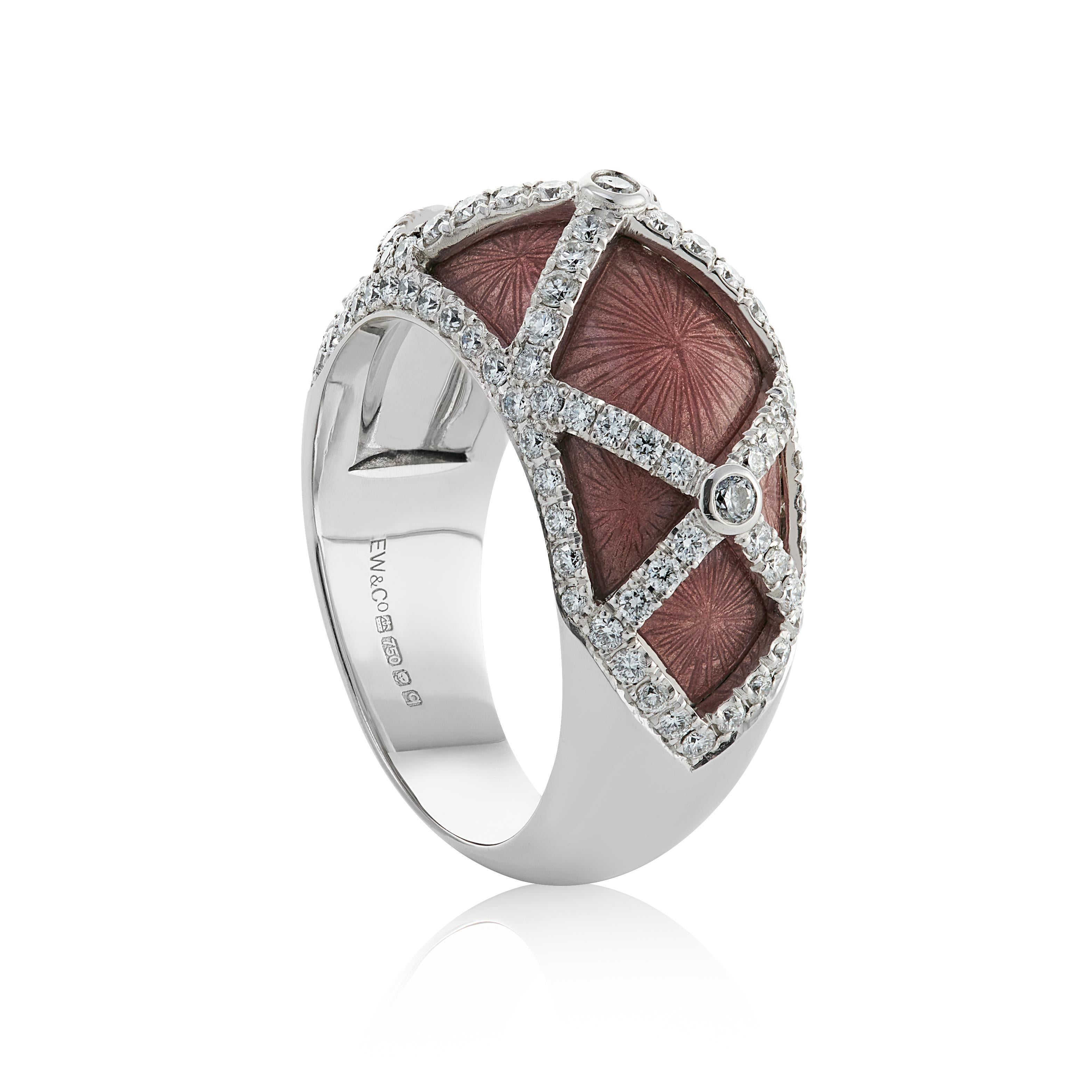 Bague cocktail en or blanc 18 carats, émail rose et diamants, réalisée à la main par E Wolfe & Co. La bague a été émaillée en rose avec de l'émail vitreux dans un motif rayonnant et le détail du treillis de diamants a été appliqué par-dessus. Le