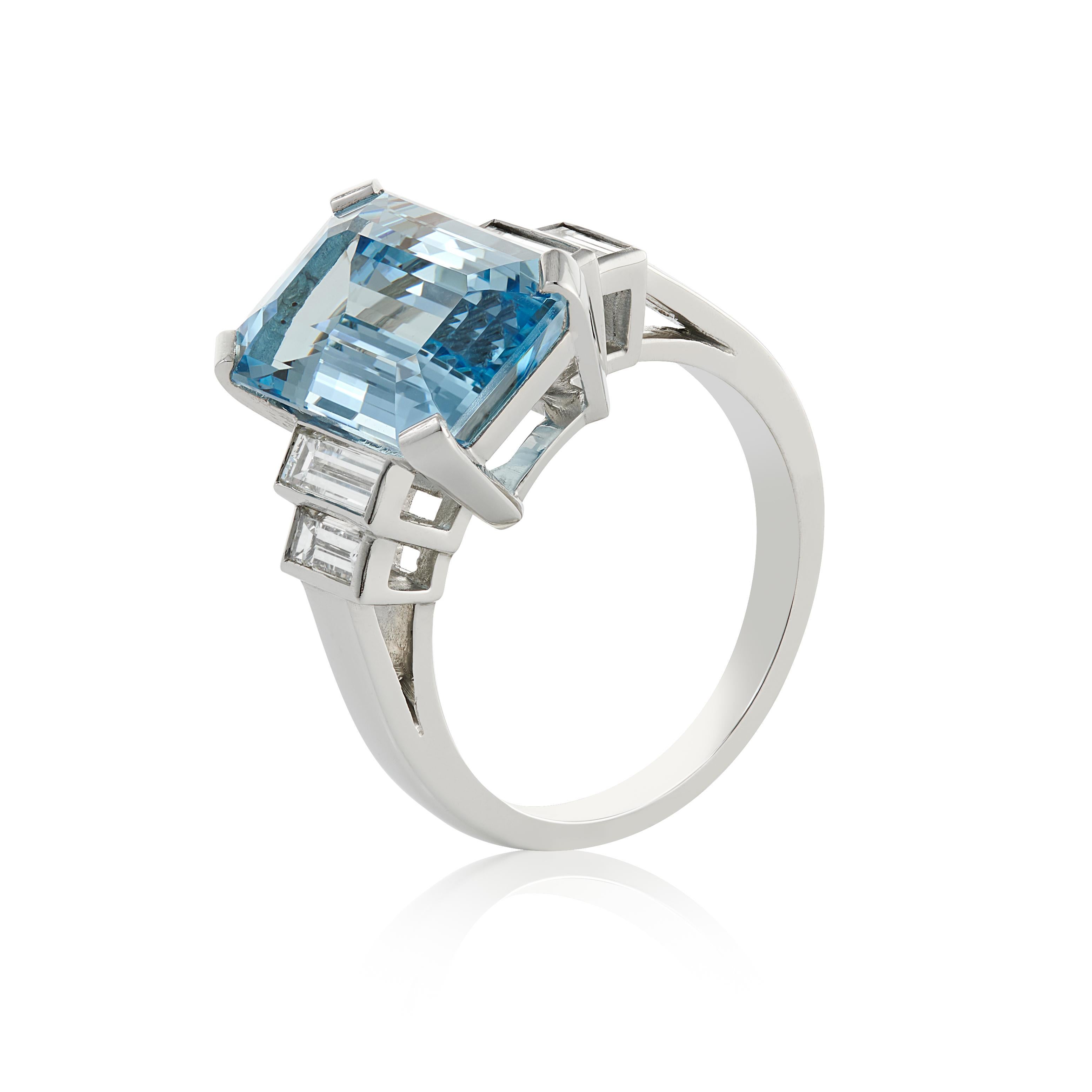 Contemporary 4.33 Carats Aquamarine and Diamond Baguette Platinum Ring For Sale