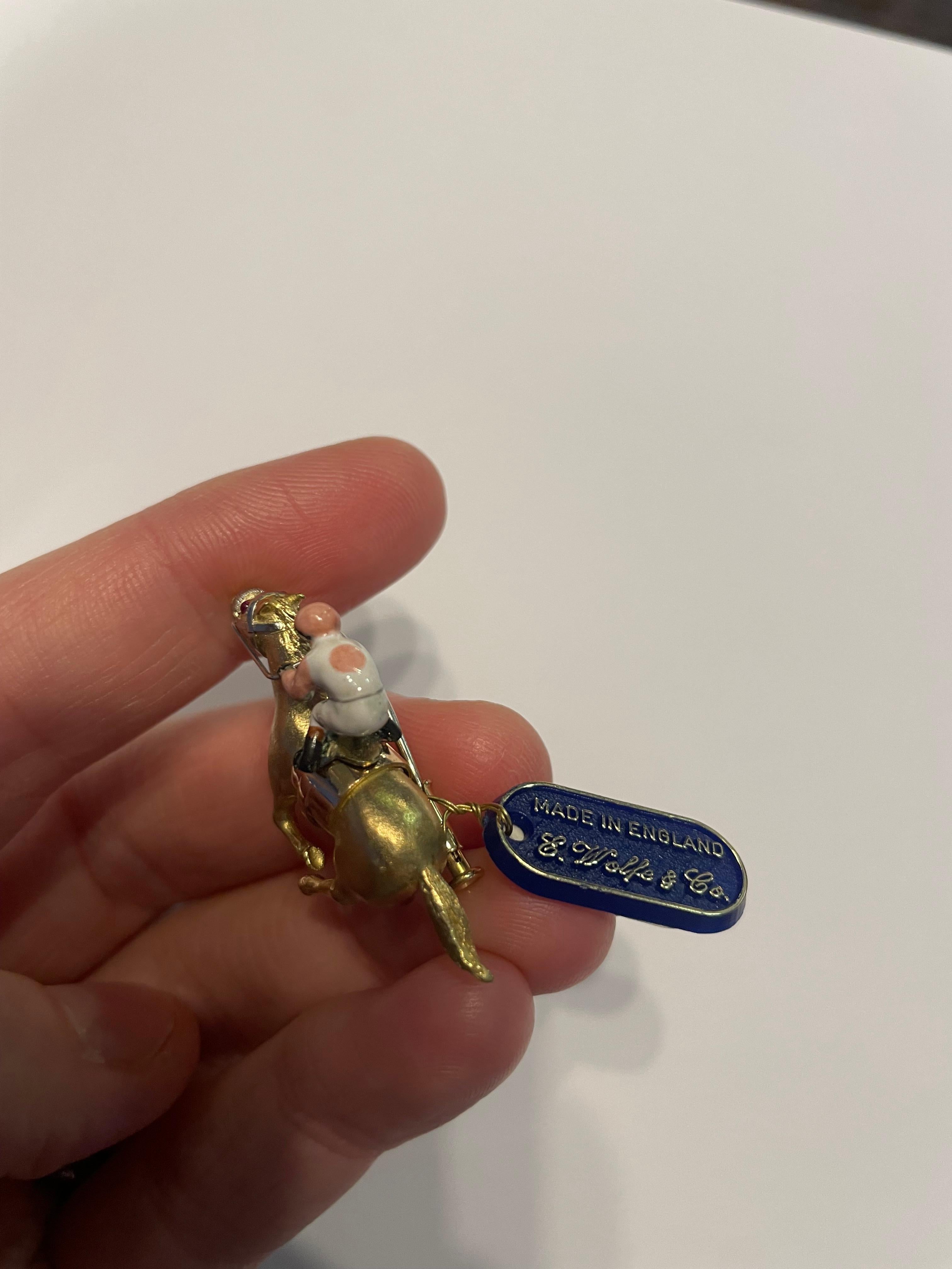 Cabochon E. Wolfe & Company spilla in oro 18 carati fatta a mano con cavallo da corsa e cavaliere in smalto in vendita