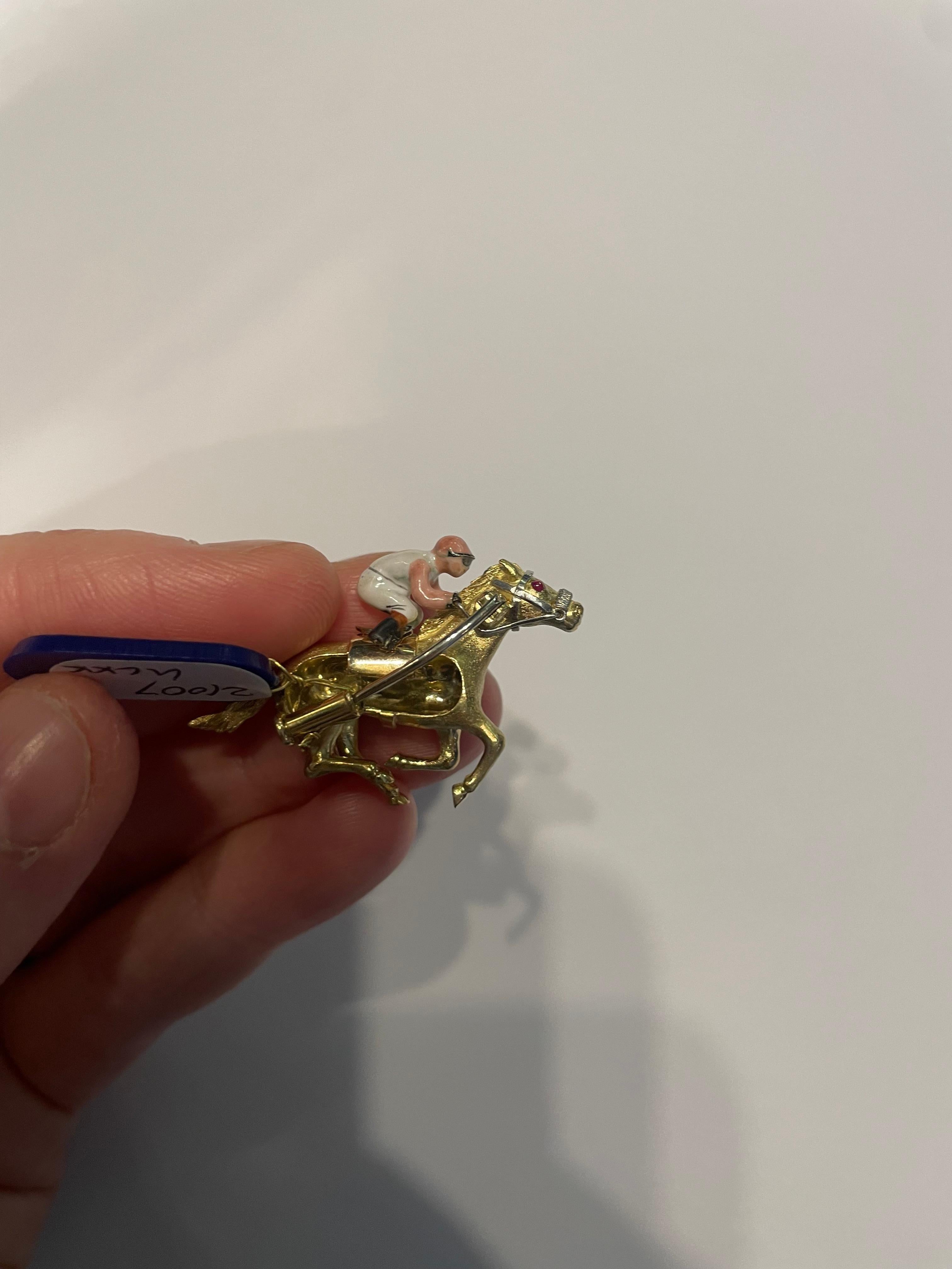 da uomo o donna E. Wolfe & Company spilla in oro 18 carati fatta a mano con cavallo da corsa e cavaliere in smalto in vendita