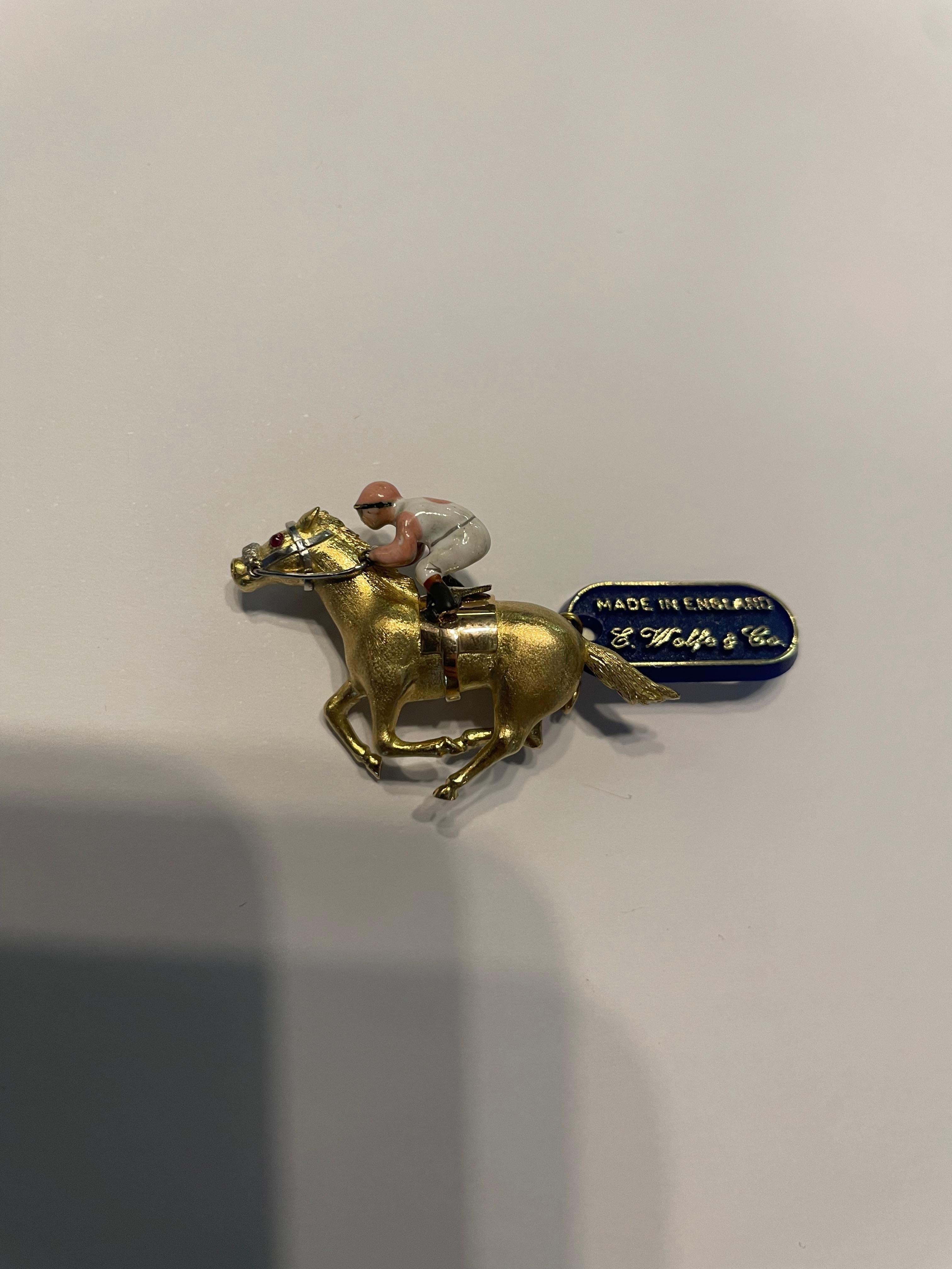 E. Wolfe & Company spilla in oro 18 carati fatta a mano con cavallo da corsa e cavaliere in smalto in vendita 1