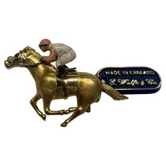 E. Wolfe & Company spilla in oro 18 carati fatta a mano con cavallo da corsa e cavaliere in smalto