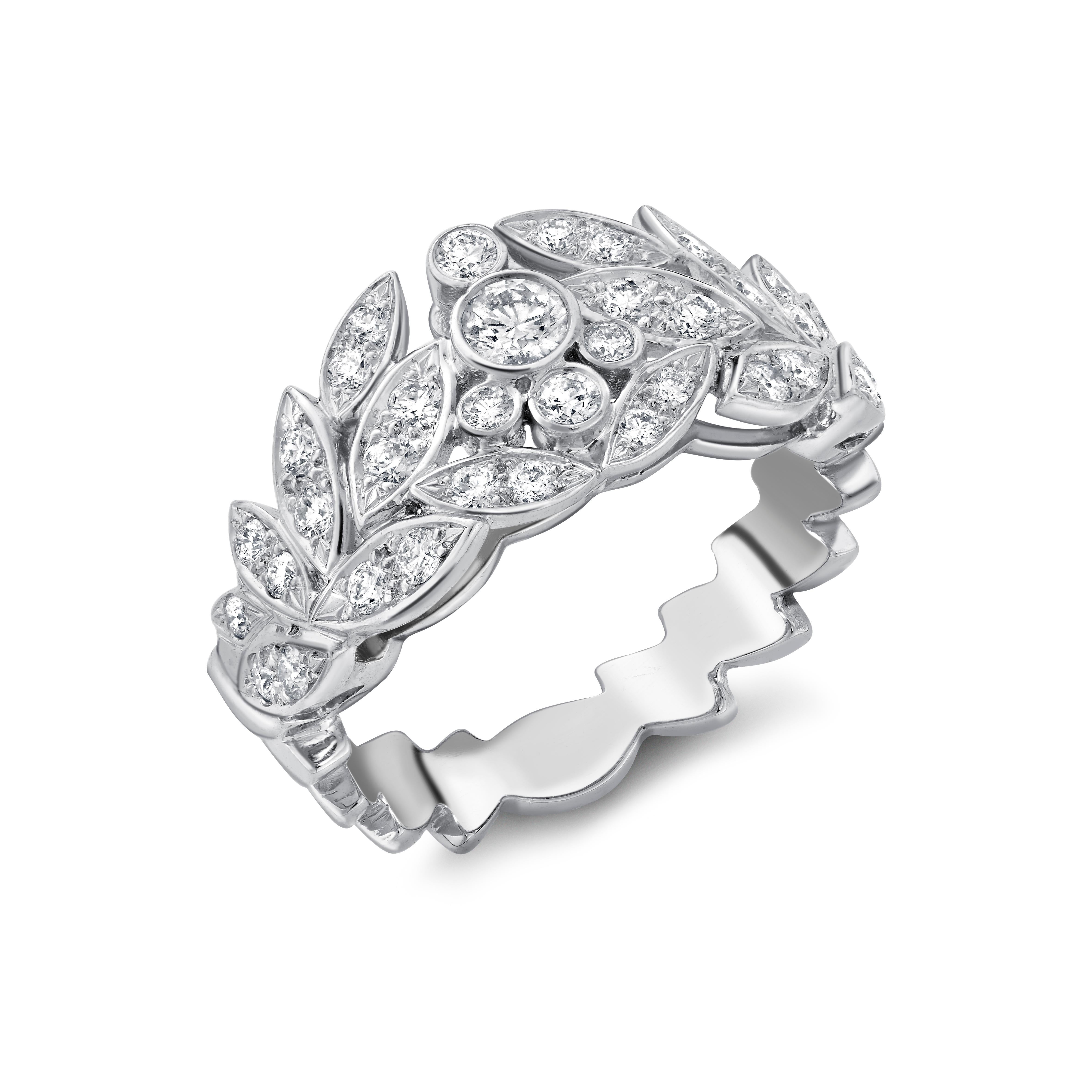 E Wolfe & Company Diamantbesetzter Ring aus Platin. Die runden Diamanten im Brillantschliff haben ein Gesamtgewicht von 0,64 Karat und sind von Farbe G und Reinheit VS. Der Ring wurde im Jahr 2021 in unserer Londoner Werkstatt handgefertigt und