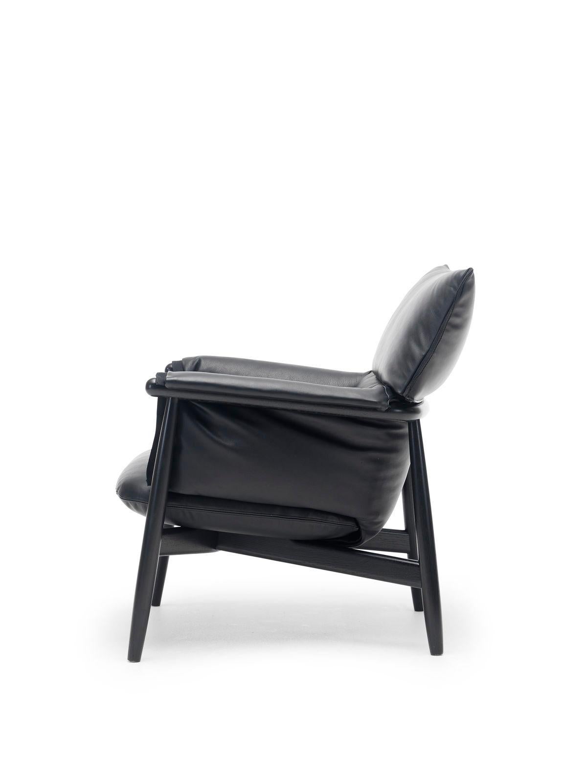 La chaise longue Embrace E015 a été conçue par EOOS pour Carl Hansen & Søn en 2016. Conçus pour la détente, ses coussins moelleux apportent un confort supplémentaire. La chaise longue Embrace fait partie de la luxueuse série Embrace.