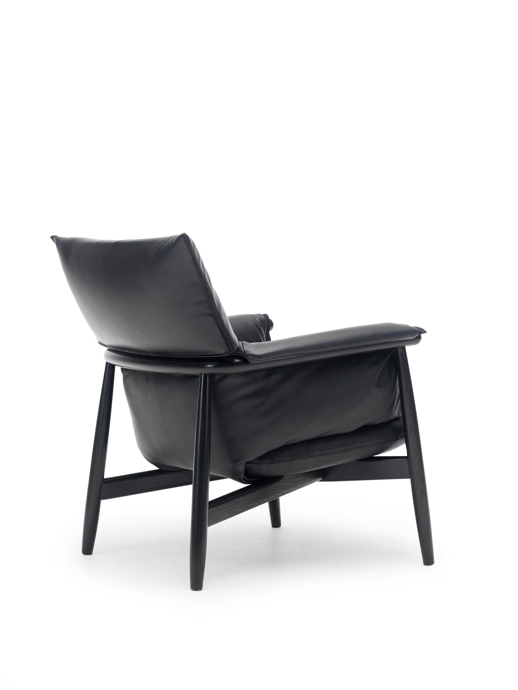 Mid-Century Modern E015 Embrace Lounge Chair in Oak w/ Loke 7150 Black Leather & Black Edging Strip For Sale