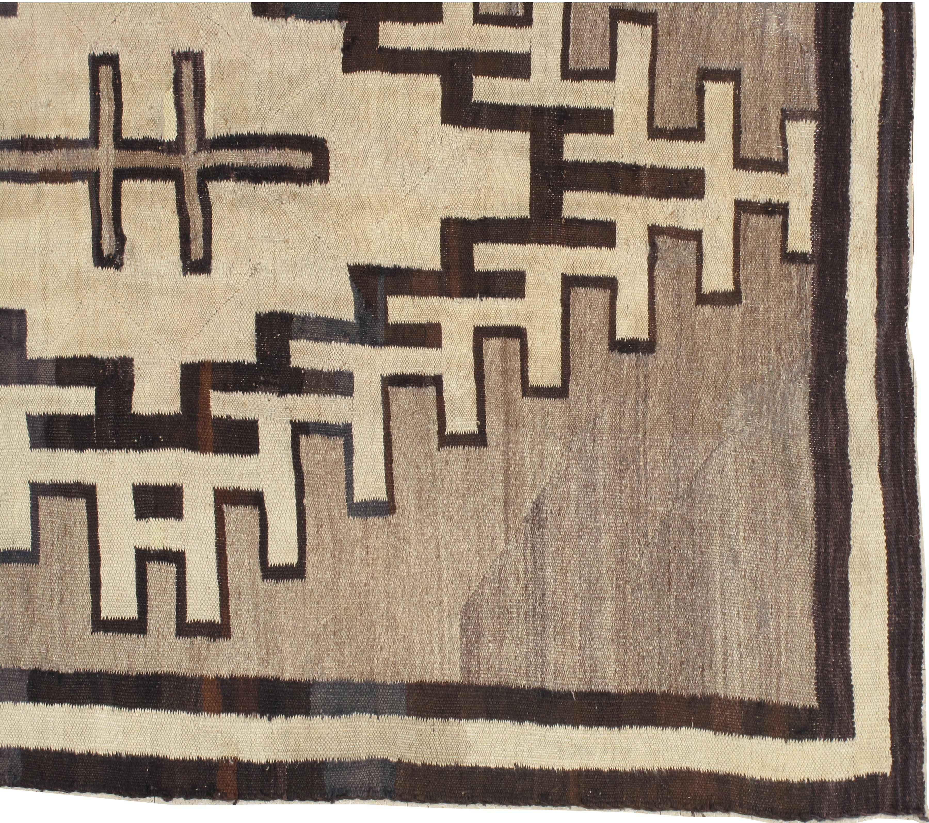 Américain Tapis Navajo ancien, laine faite à la main, couleurs neutres, ivoire, beige, gris et brun en vente