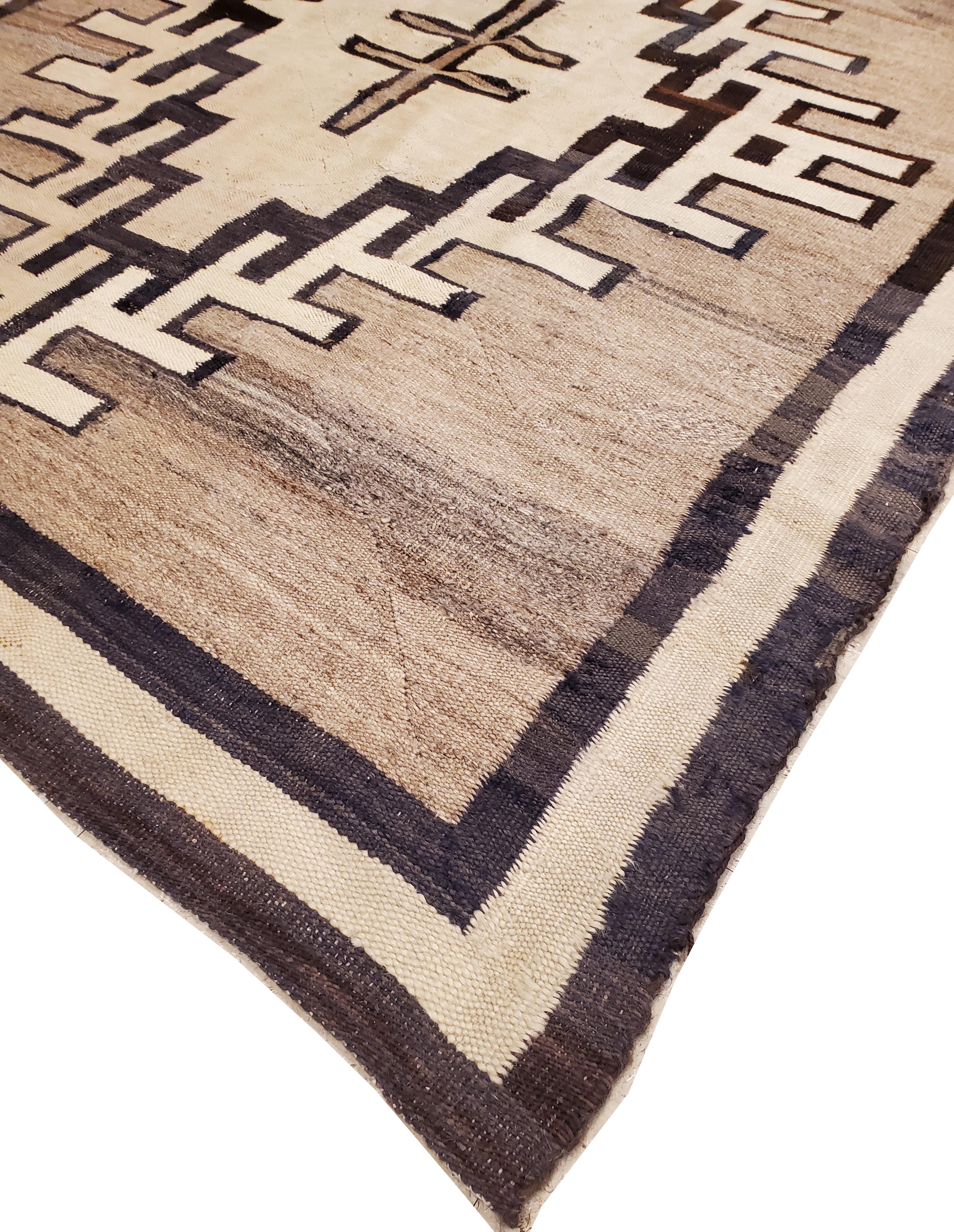 Antiker Navajo-Teppich, handgefertigt aus Wolle, neutrale Farben, Elfenbein, Beige, Grau und Braun im Zustand „Gut“ im Angebot in Port Washington, NY