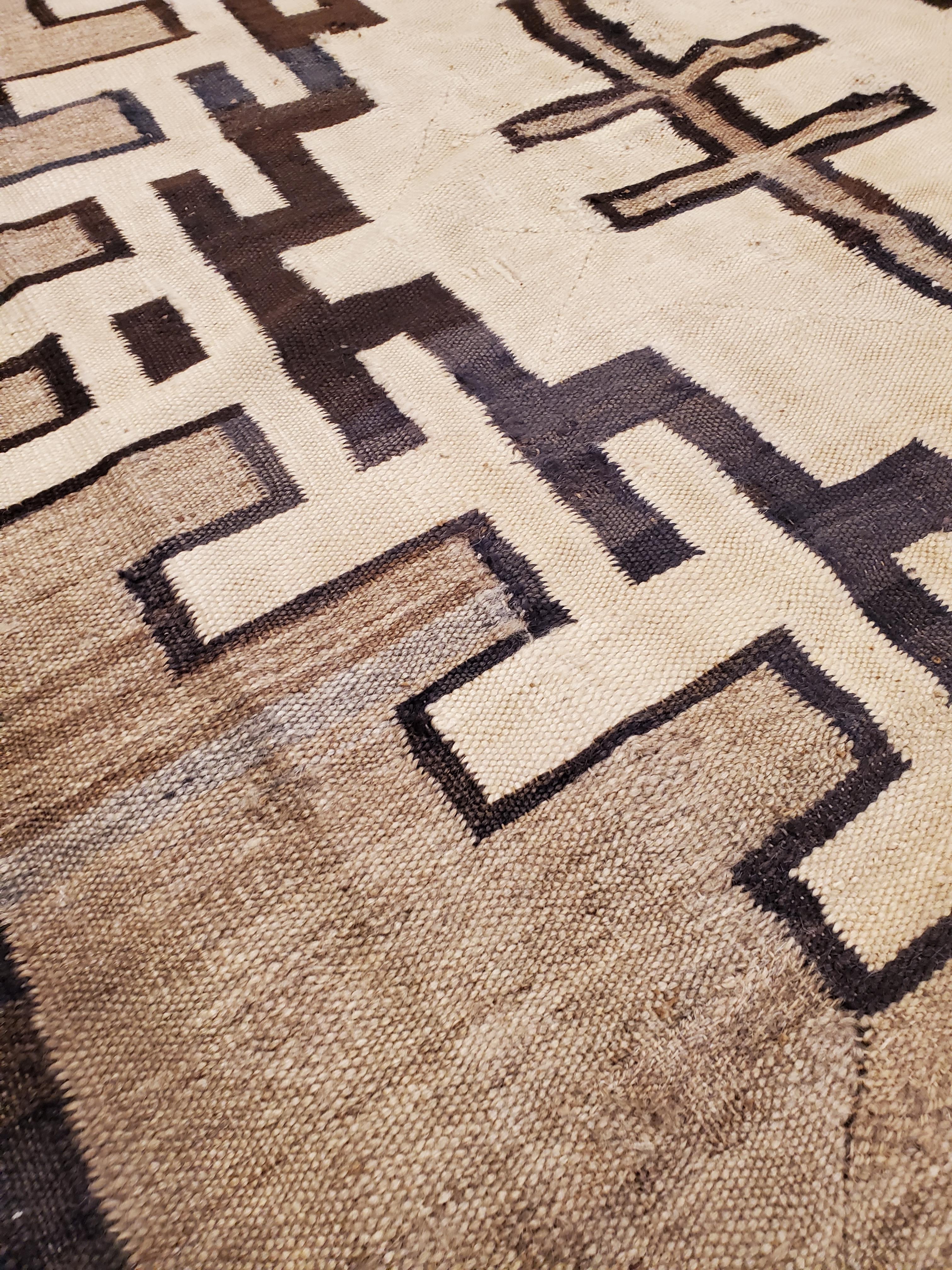 American Antique Navajo Carpet, Handmade Wool, Neutral colors, Ivory, Beige, Gray & Brown For Sale