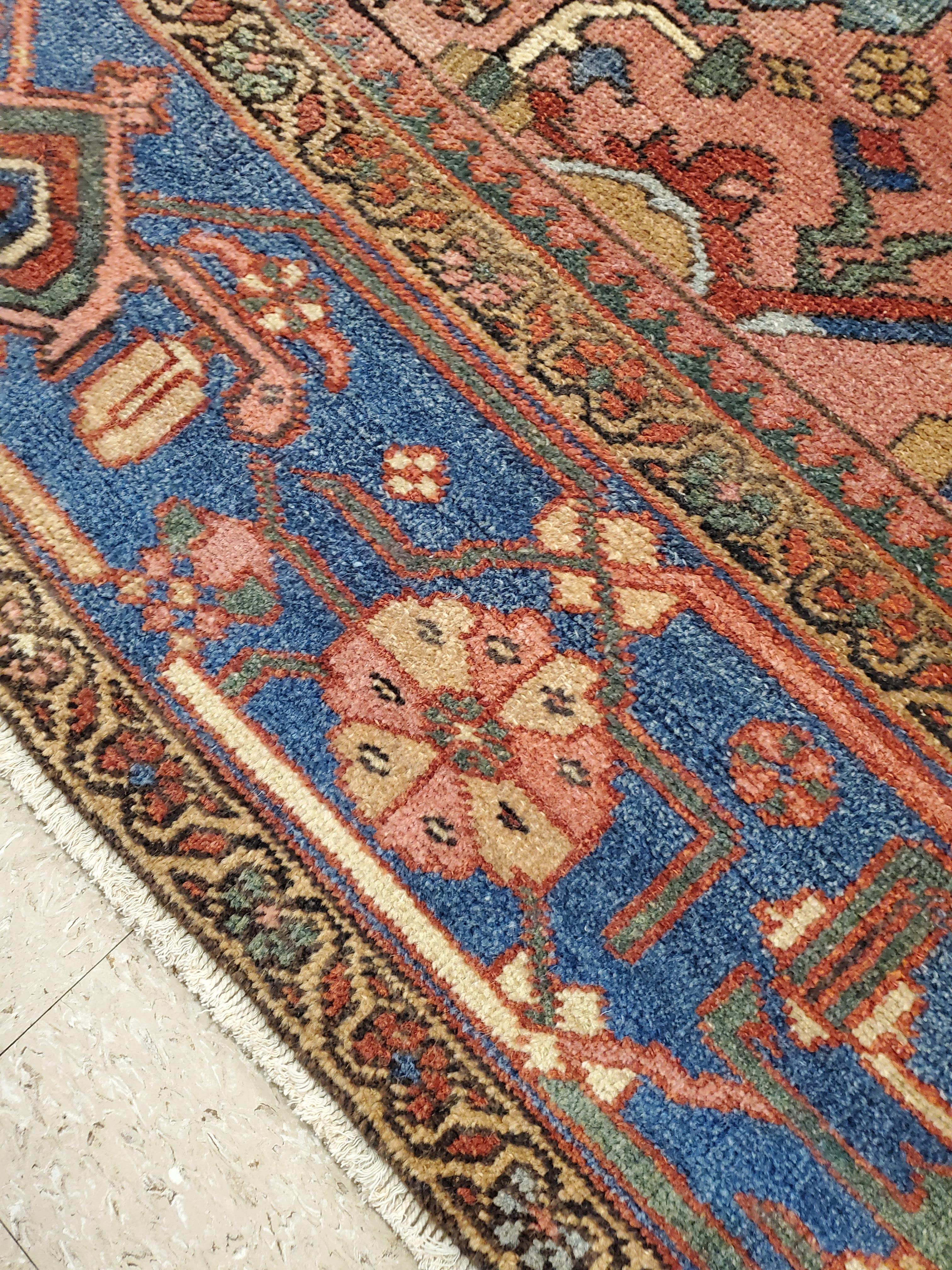 Antiker persischer Heriz-Teppich aus Wolle, handgefertigt, Rost, Marineblau, Hellblau (Handgeknüpft) im Angebot