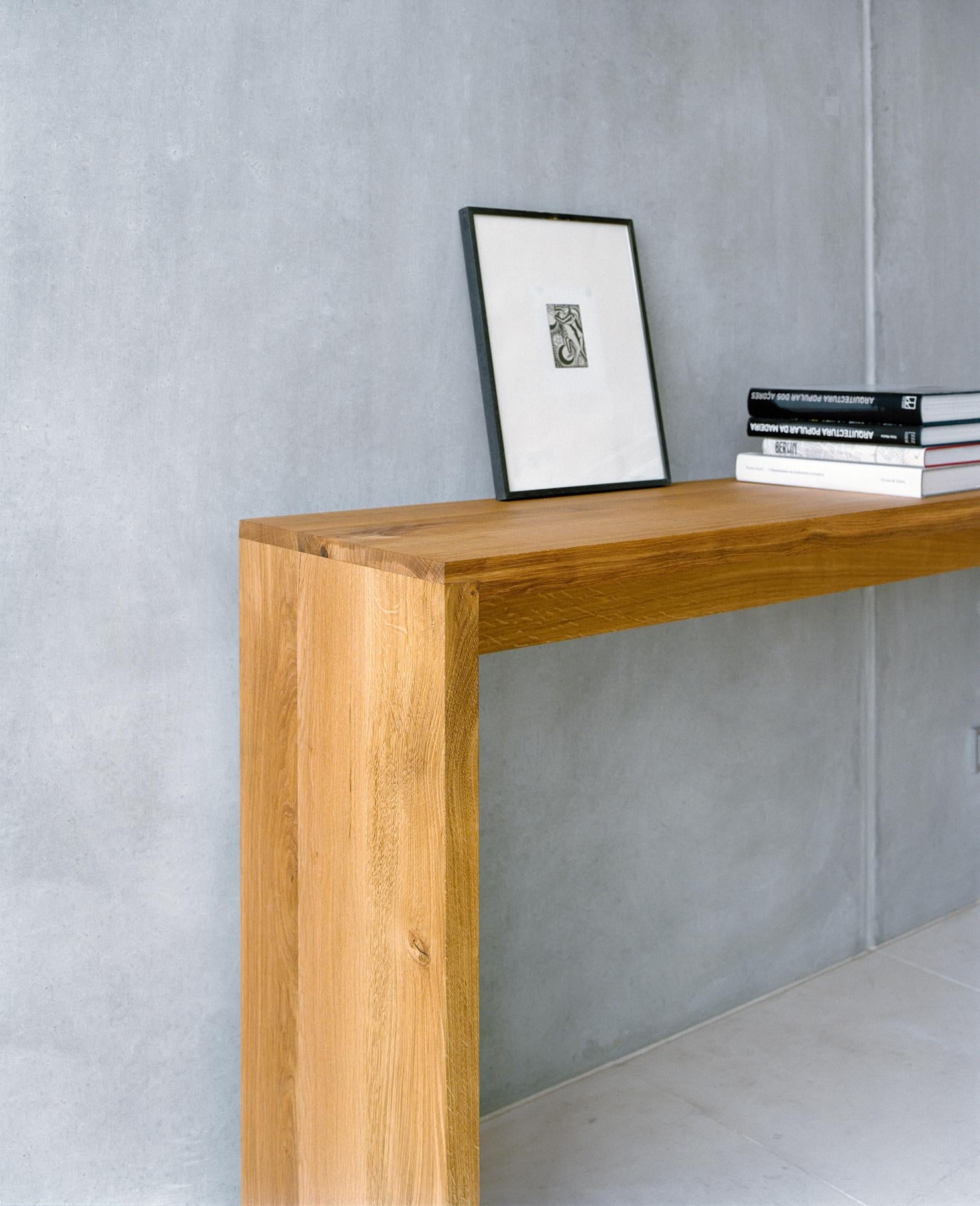 With its clear design language and pure materiality, sideboard Alto is perfectly suitable for both private and public interiors. The corner joints offer a distinctive e15 design detail, with the 40 MM (1 5/8 INCH) thick top milled to half of its