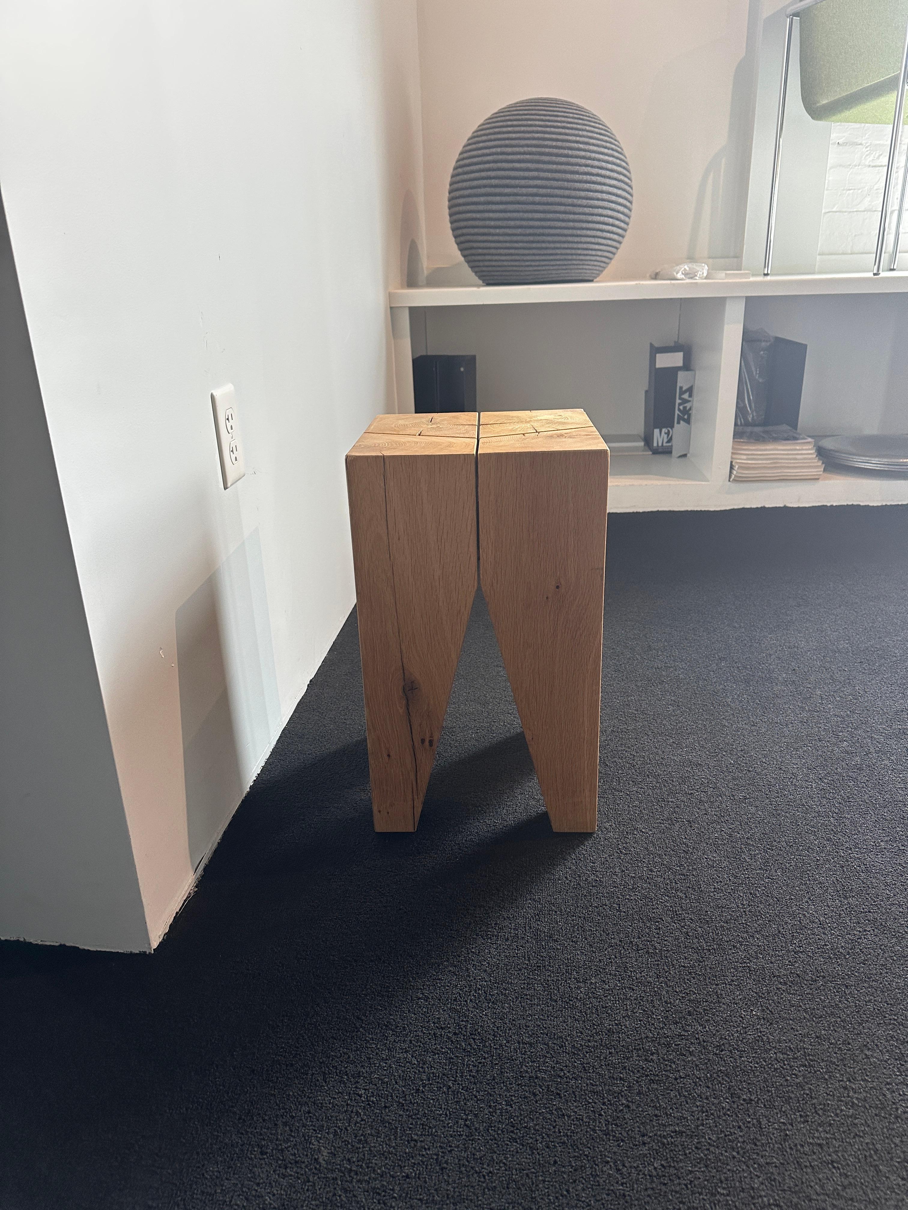 Backenzahn-Hocker aus Eiche von Philipp Mainzer in STOCK, Eiche e15 im Zustand „Gut“ in New York, NY