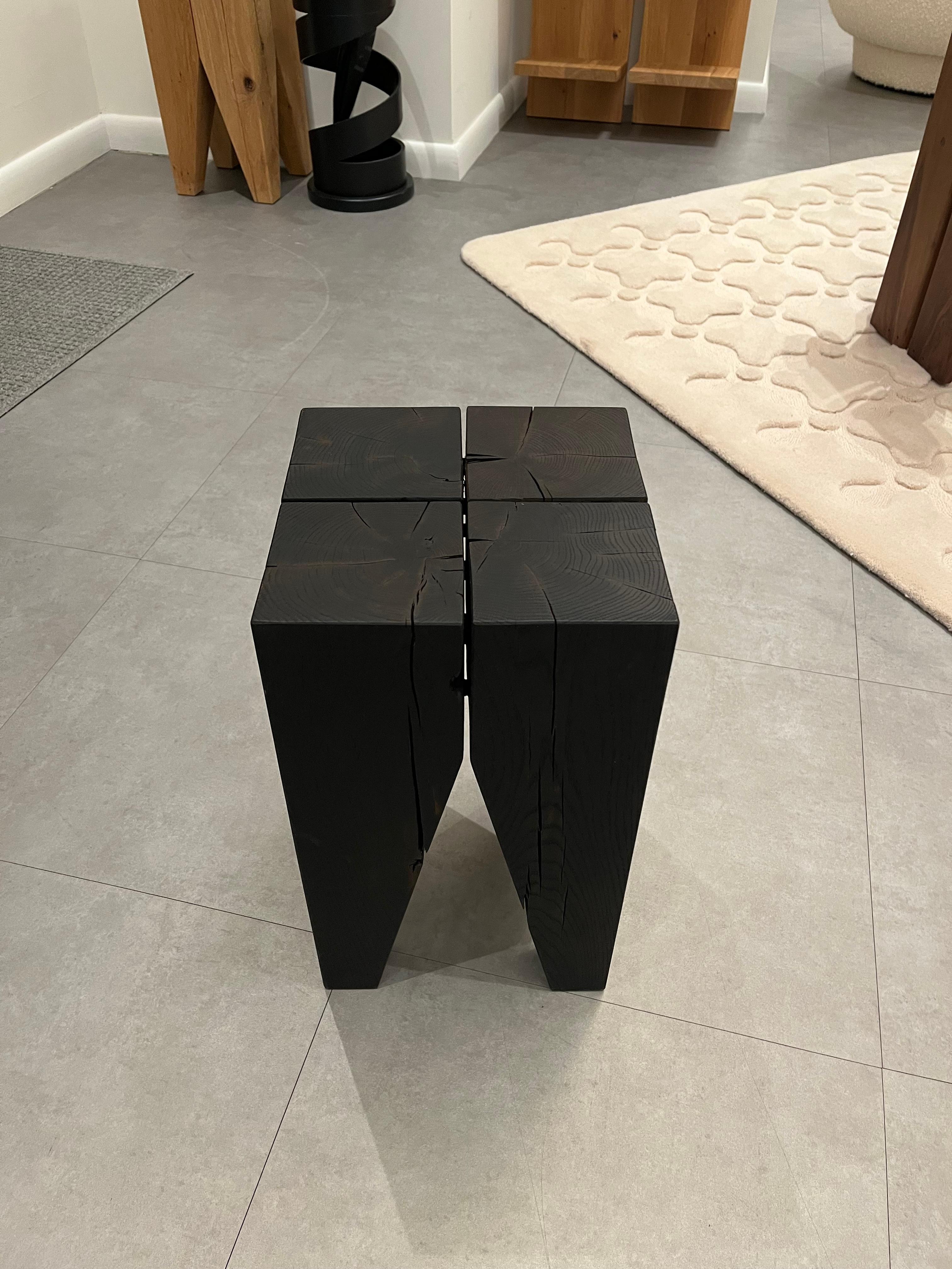E15 célèbre les 25 ans de BACKENZAHN™ avec une nouvelle édition de la table d'appoint emblématique conçue par le fondateur Philipp Mainzer. Présentée dans le cadre de la collection E15 SELECTED, une finition noire mate met en évidence le processus