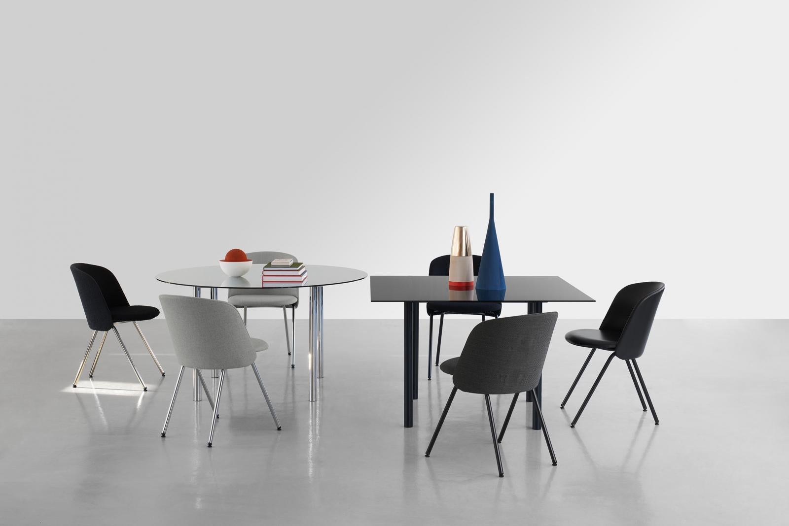 La sedia imbottita EITHER è un nuovo sviluppo basato sull'innovativa famiglia di prodotti THIS, THAT e OTHER di Stefan Diez per e15. La scocca arrotondata della seduta offre un comfort morbido e di carattere in combinazione con una struttura in