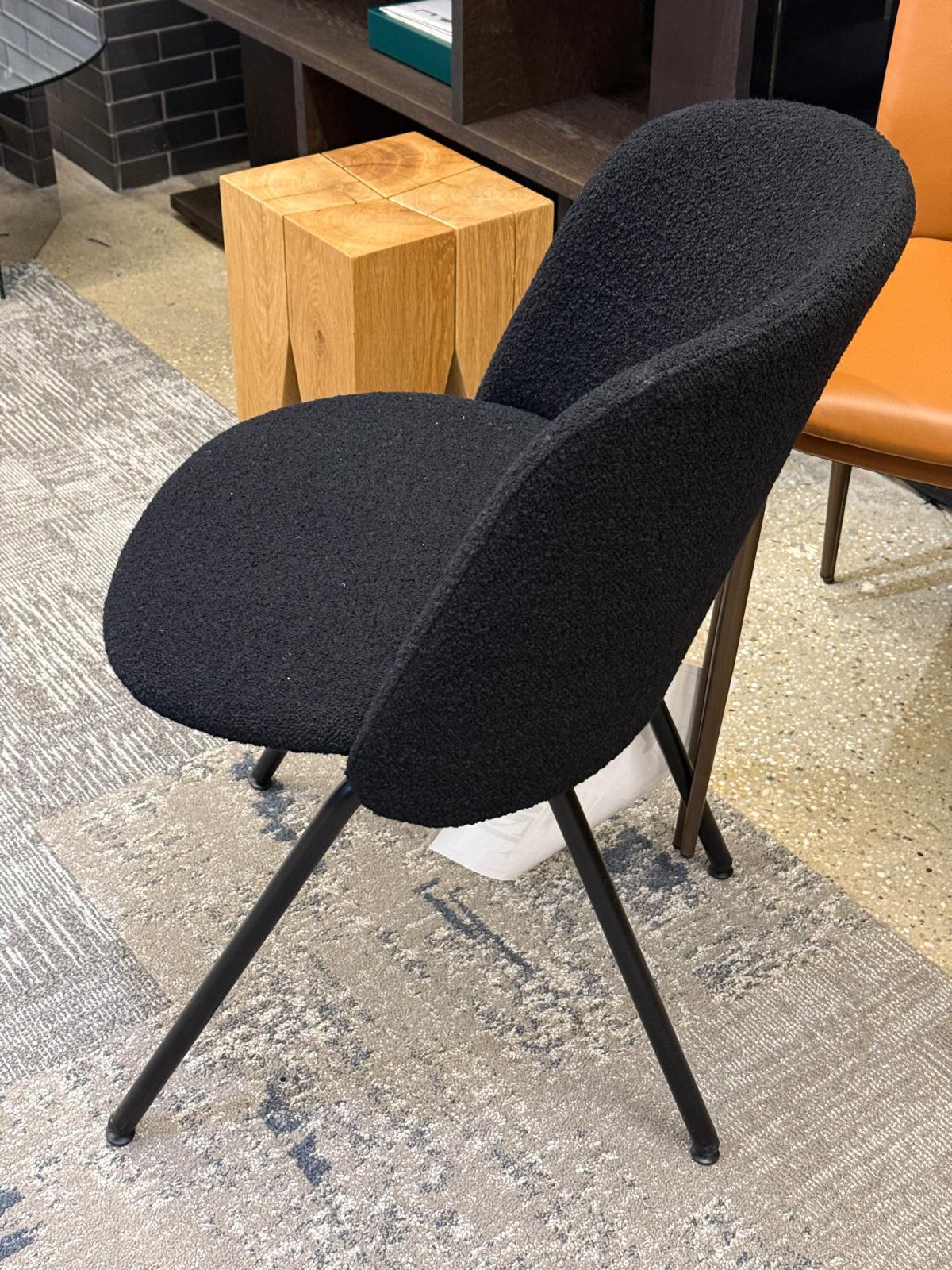 CH07-S-11301, CH07 EITHER, Stuhl, Stahl
pulverbeschichtet, glatt matt Farbe: jet
schwarz, Loupo Black J4, Sitz und Rücken
gepolstert (EU) HS-Code 94017900, Herkunft:
Deutschland

Der Polsterstuhl EITHER ist eine Neuentwicklung aus der innovativen