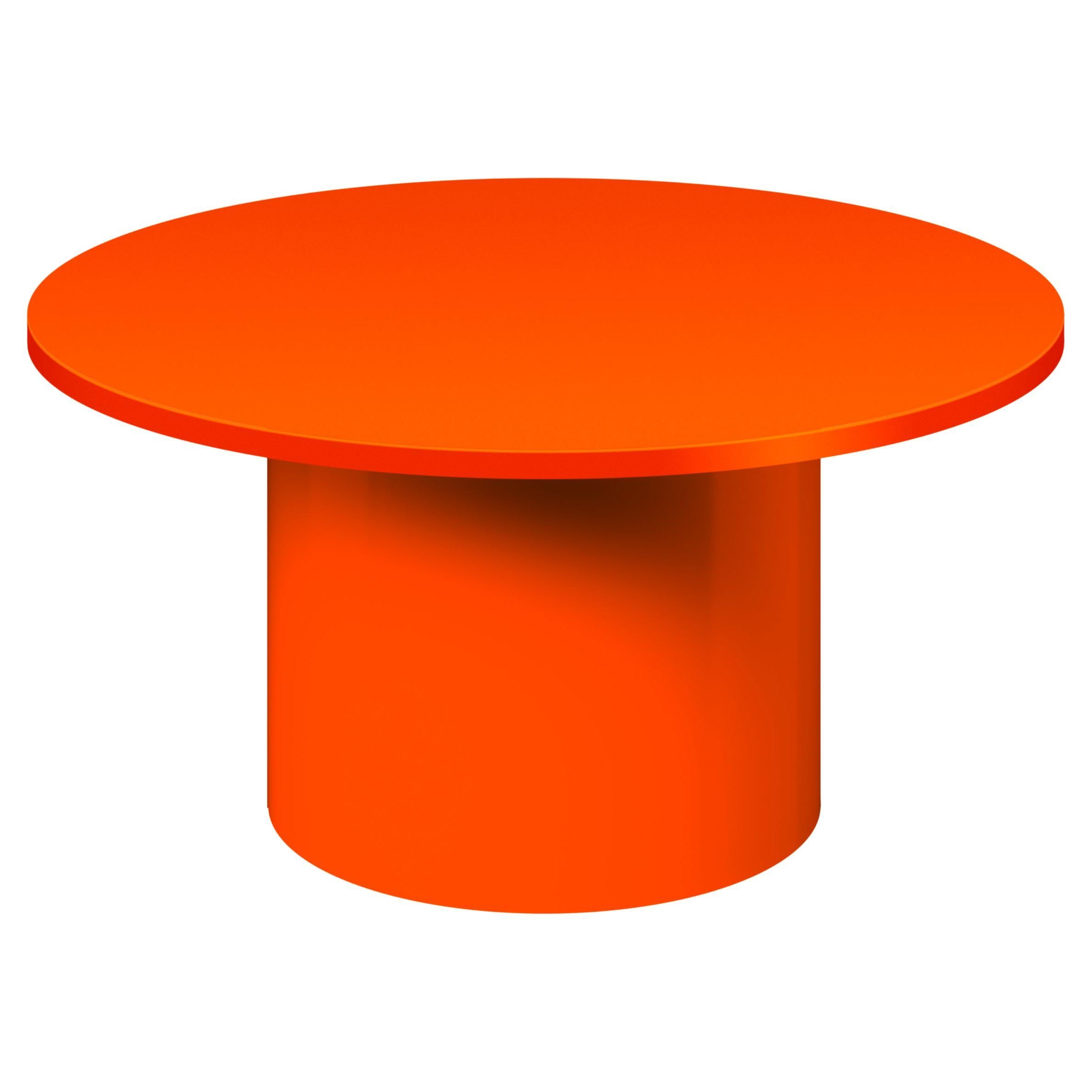 la table d'appoint iconique ENOKI de Philipp Mainzer est présentée en métal, ce qui met en valeur sa forme essentielle et minimale. Fabriquée en acier, recouverte d'un revêtement en poudre dans les couleurs gris soie, orange pur et noir de jais ou
