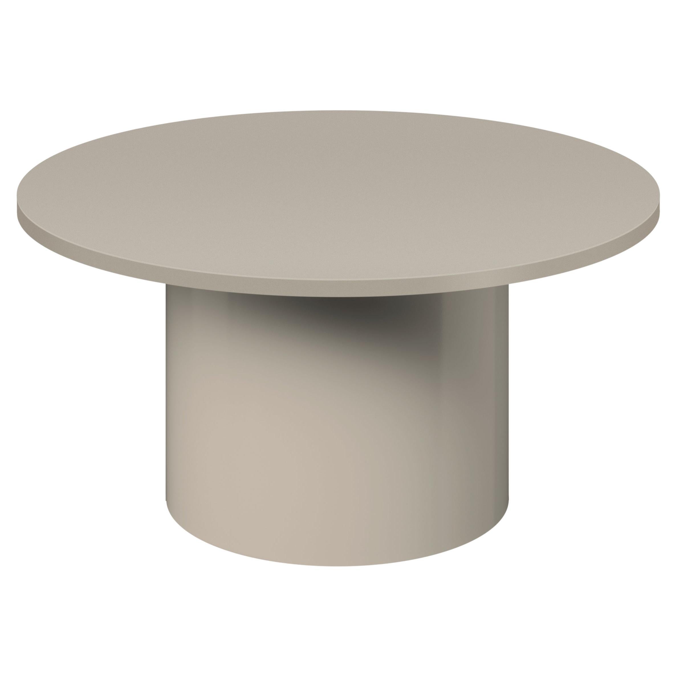 la table d'appoint iconique ENOKI de Philipp Mainzer est présentée en métal, ce qui met en valeur sa forme essentielle et minimale. Fabriquée en acier, recouverte d'un revêtement en poudre dans les couleurs gris soie, orange pur et noir de jais ou