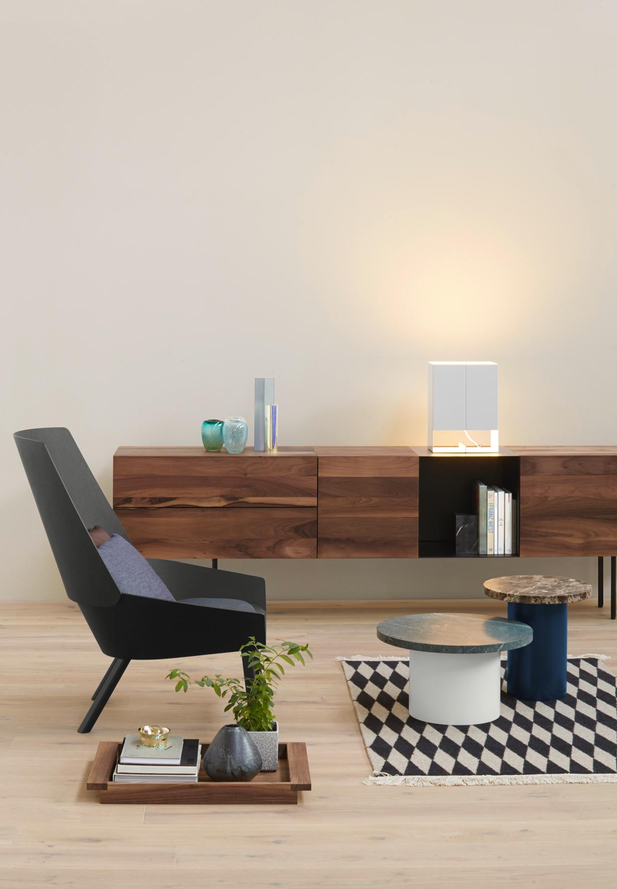Allemand Table d'appoint Enoki e15 avec base blanche de Philipp Mainzer en vente