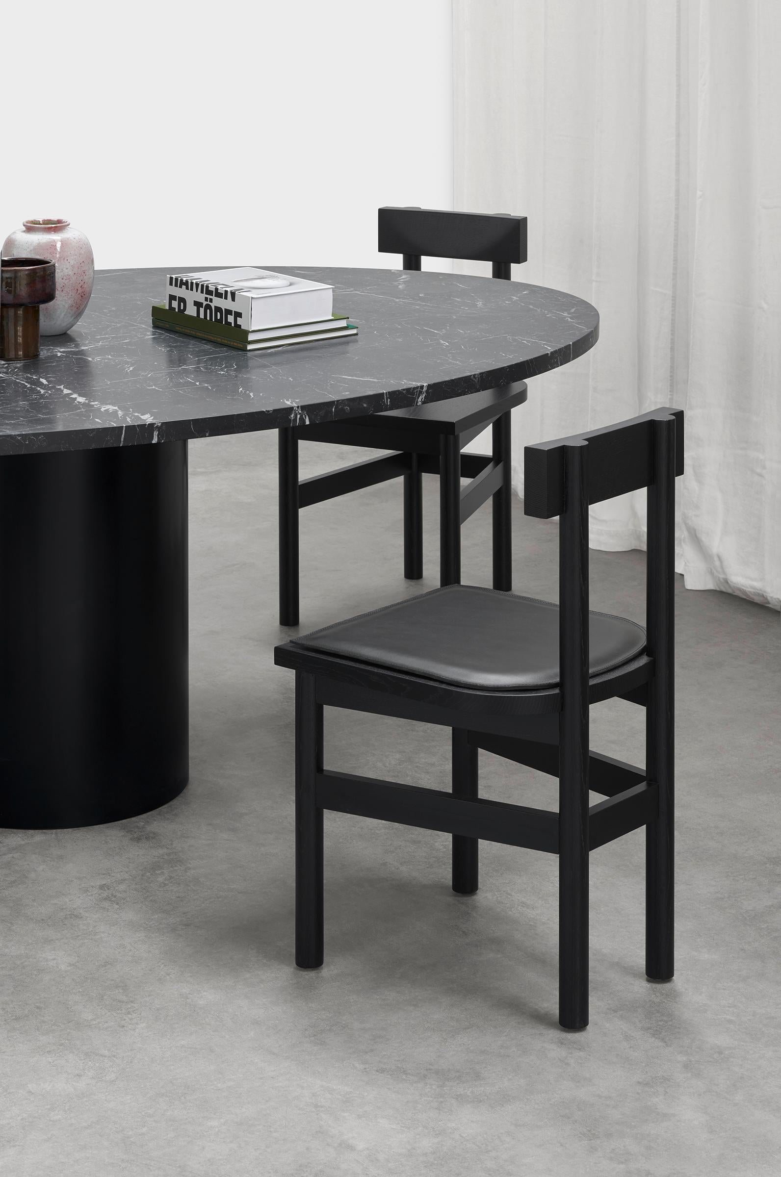 HIROKI is a sculptural dining table made of rich marble in combination with a harmonising or contrasting coloured steel base. In its initial design based on the side table ENOKI, the versatile HIROKI extends the family of tables with an elegant and