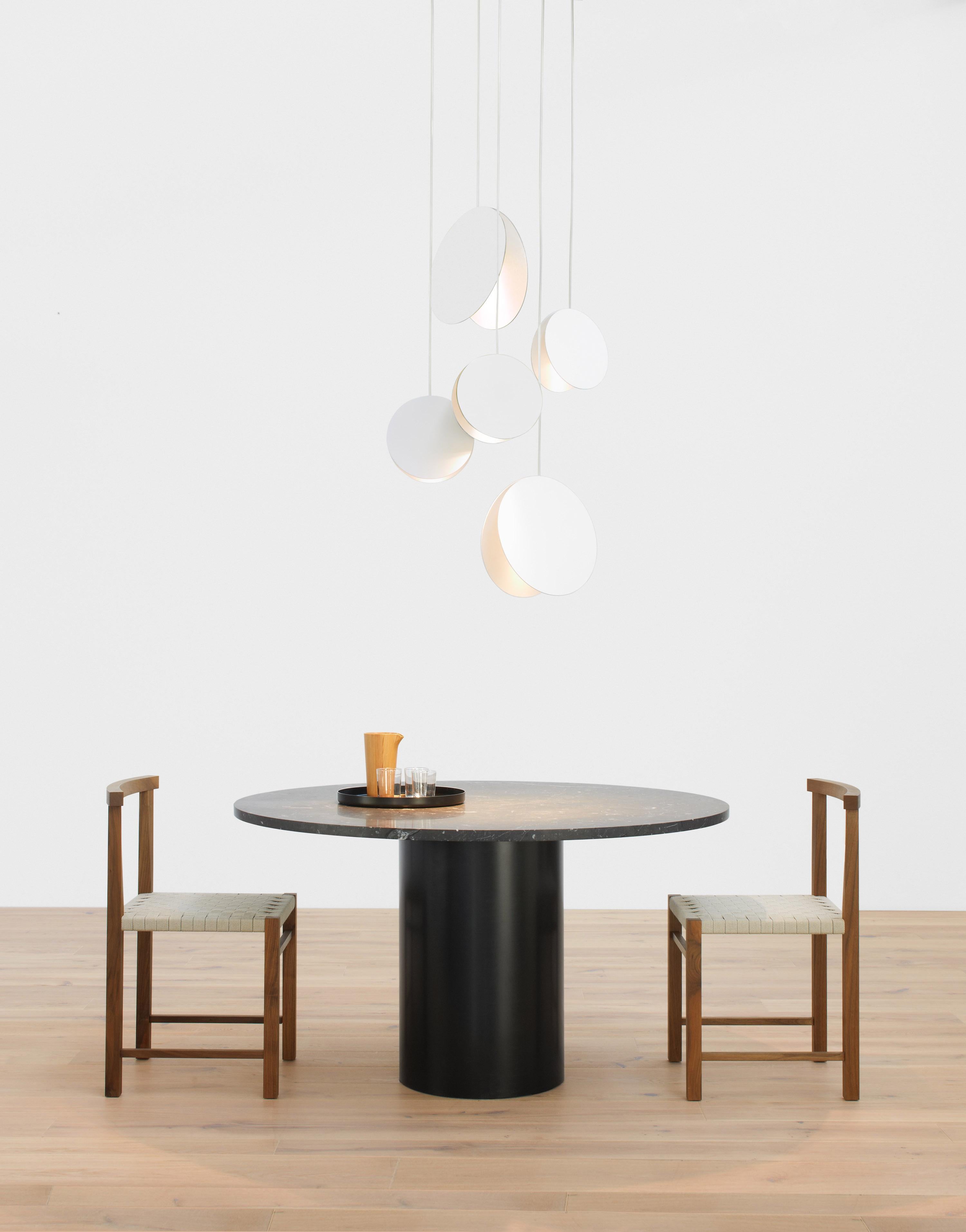 Table ronde Hiroki e15 avec base blanche par Philipp Mainzer Neuf - En vente à New York, NY