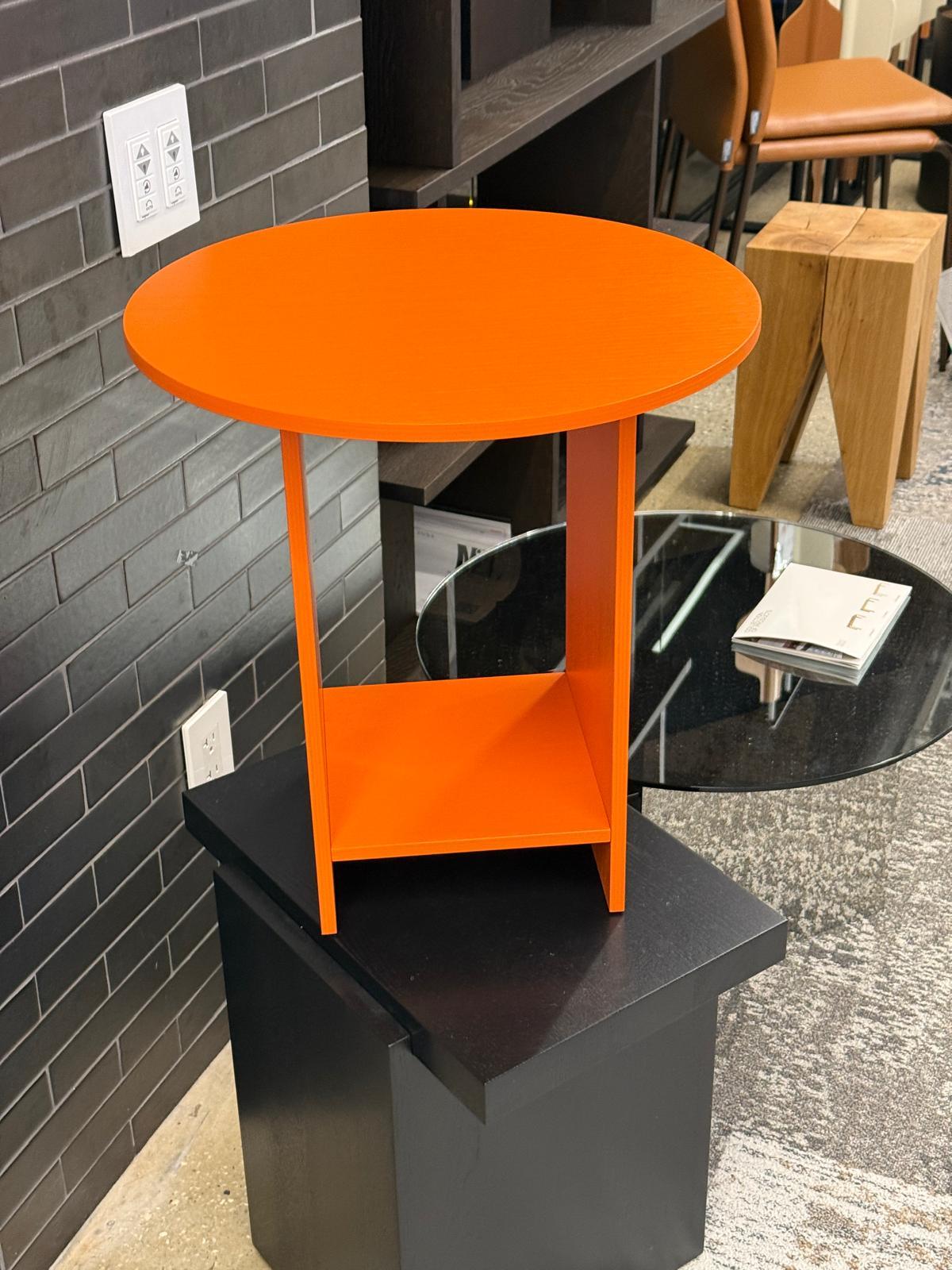 CT12 HEIJI, Table d'appoint, Chêne
Placage laqué Couleur : orange pur,
L450 W450 H470 mm, HS-Code 94036090,

Inspirée par des formes japonaises simples et essentielles, la table d'appoint HEIJI de Philipp Mainzer se décline en petites et moyennes