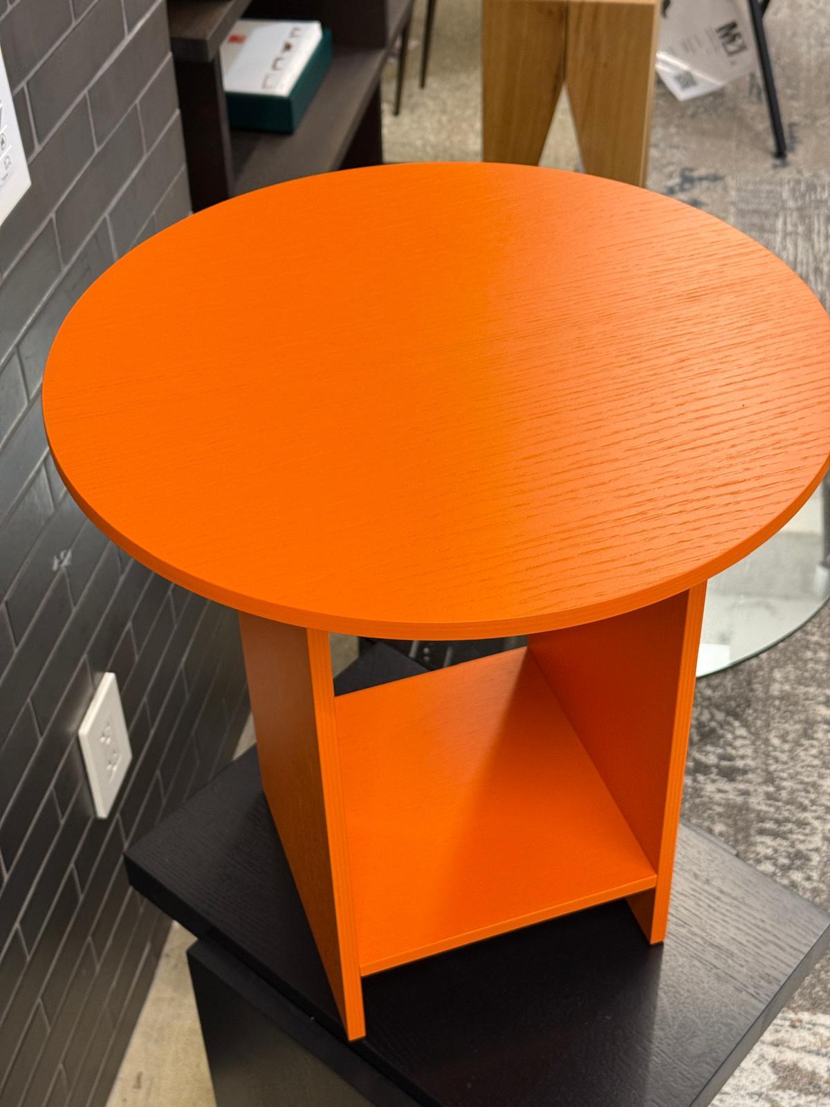 Table d'appoint Heiji orange e15 de Philipp Mainzer en stock Excellent état - En vente à New York, NY