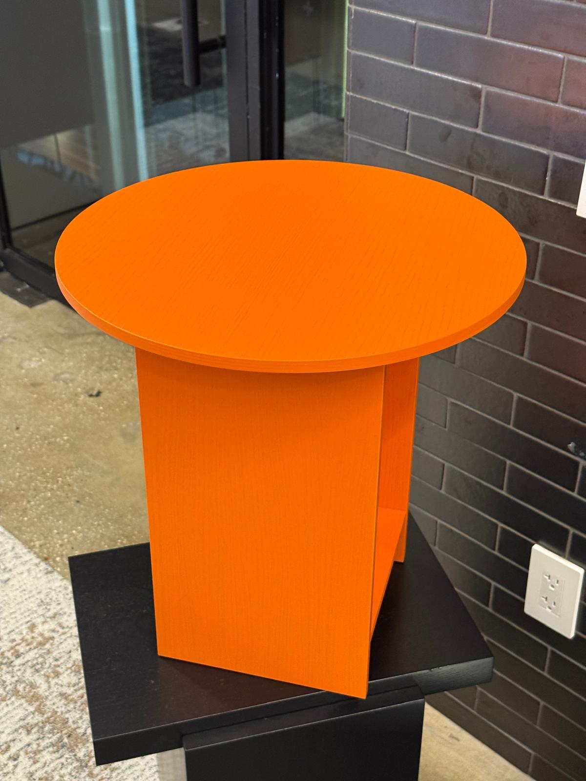 Chêne Table d'appoint Heiji orange e15 de Philipp Mainzer en stock en vente