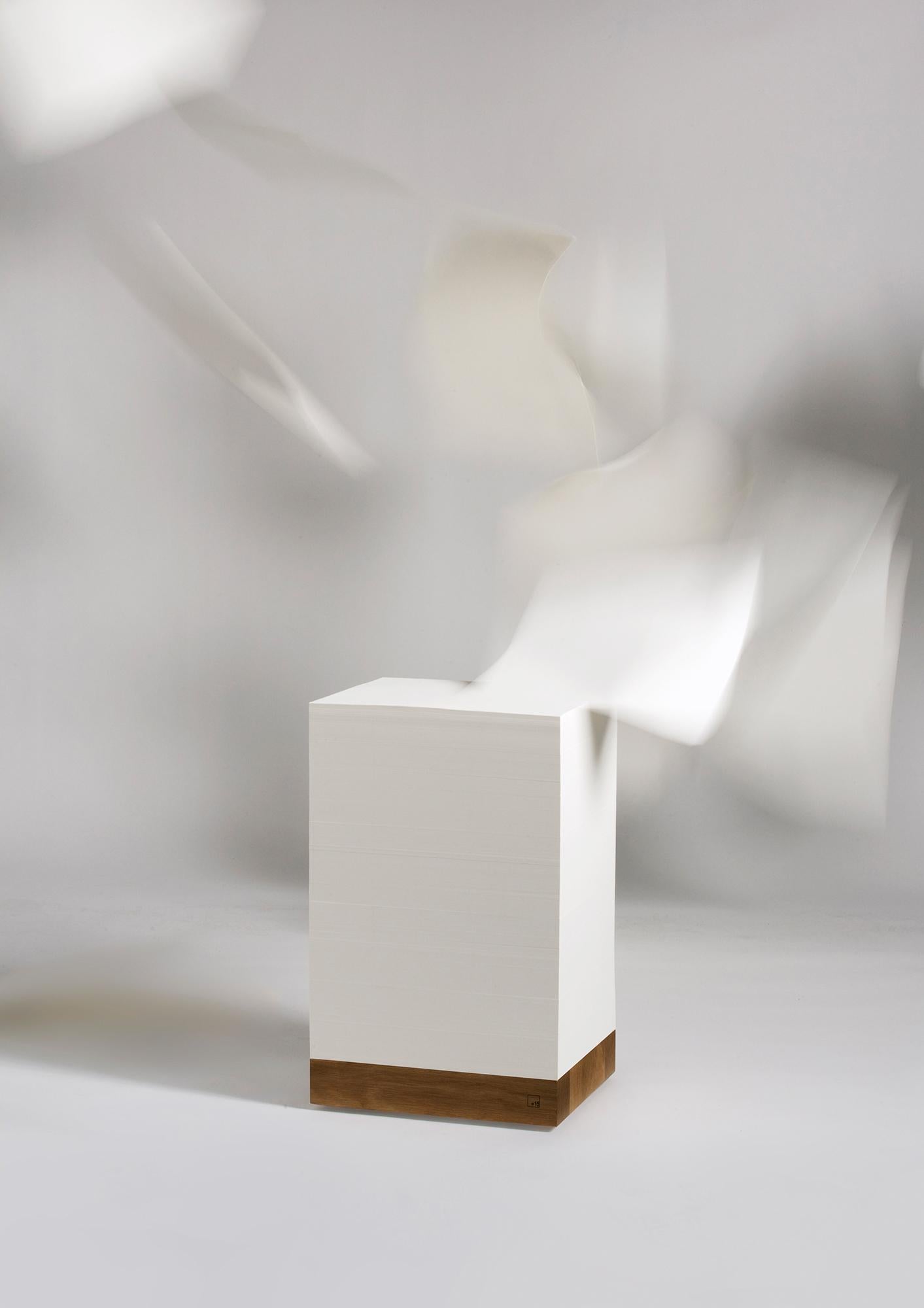 Le cube Munken est à la fois une sculpture, un outil de travail et une source d'inspiration. La forme, à la fois pure et flexible, se compose d'une pile monumentale de papier Munken et d'un socle en chêne massif. À partir d'une base en chêne massif