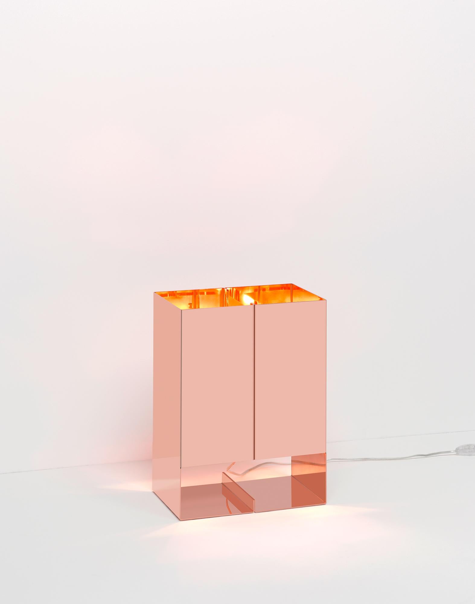 Introduced in solid copper, the light Seam Two is a unique and refined piece. The combination of its precious material and artistry in the complex production, distinguishes the light as an exclusive object. Part of the E15 Selected collection, the