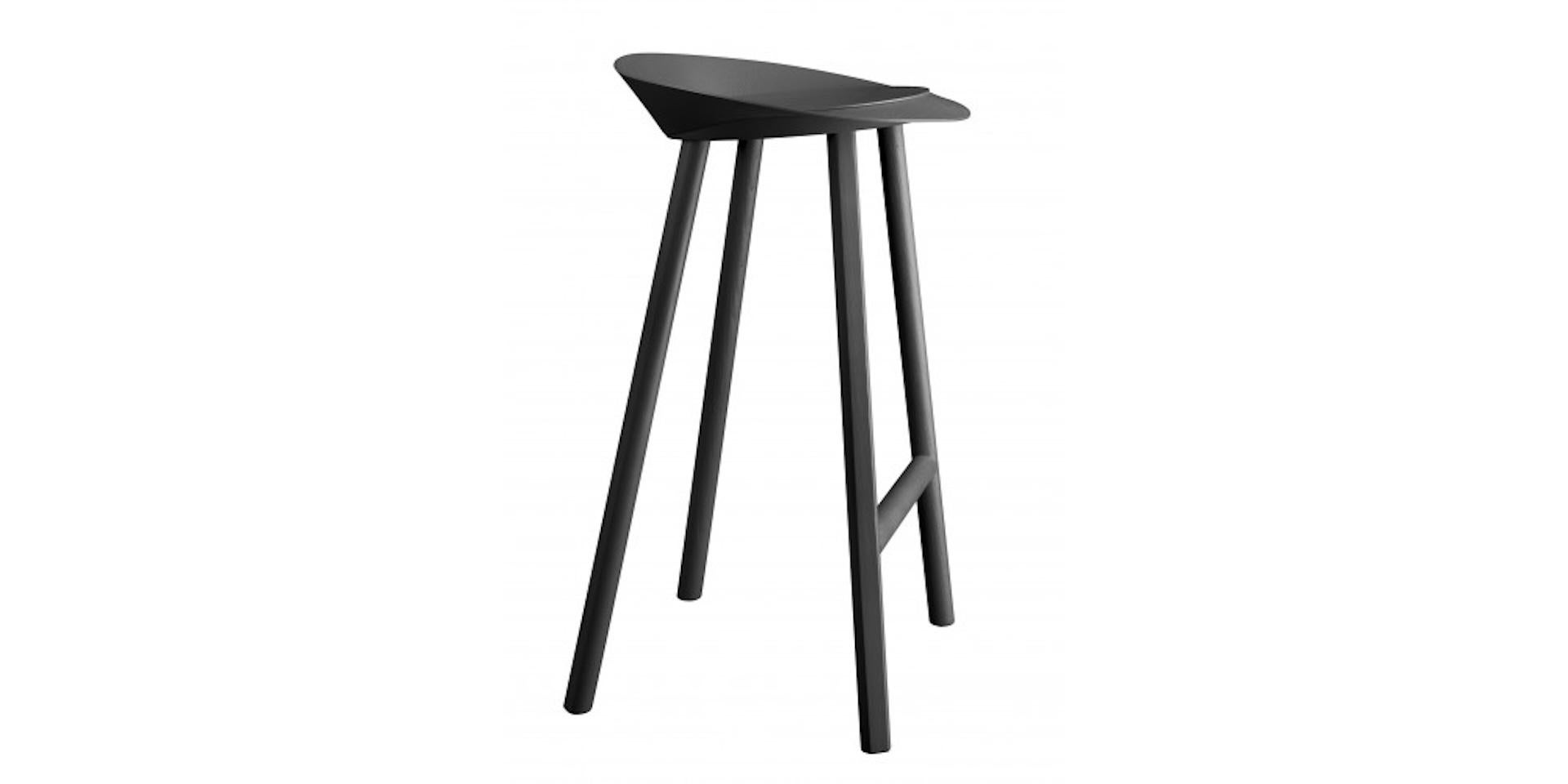 
JEAN, Stool, Oak Veneer stained, lacquered Colour: jet black,
The bar stool JEAN is a natural development of the dynamic HOUDINI chair family by Stefan Diez. JEAN consists of a seat with circumferential birm, which provides comfort and hold when