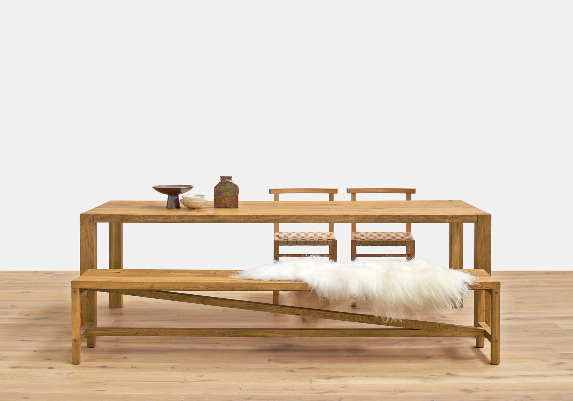Le banc Sitz reflète le langage du design de la table Platz et constitue un complément naturel. La barre diagonale caractéristique domine le caractère du banc en bois massif, soulignant la construction décontractée et stable. Le cadre est mortaisé
