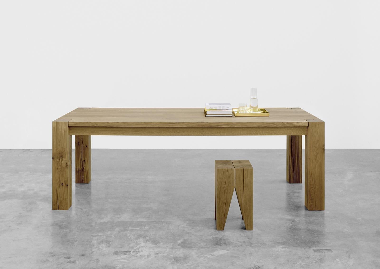 Der Tisch BIGFOOTTM ist ein moderner Designklassiker mit Wiedererkennungswert.
Ikone für E15. Für seine charakteristischen Eckdetails und Beine, die Mitte des
Baum verwendet wird. Während der Reifung des Massivholzes bilden die Beine
ihre